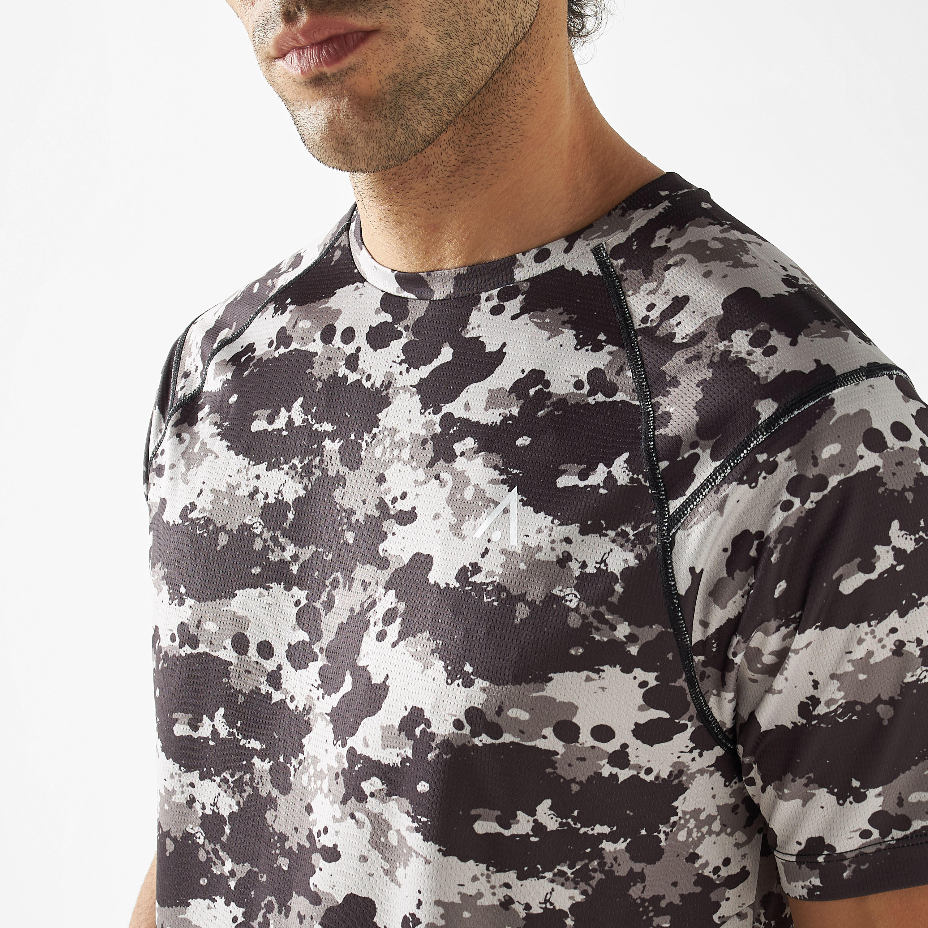 تيشيرت بياقة ضيّقة وأكمام قصيرة وطبعات مموّهة-men-clothing-sportswearandactivewear-tshirtsandpolos-image-4