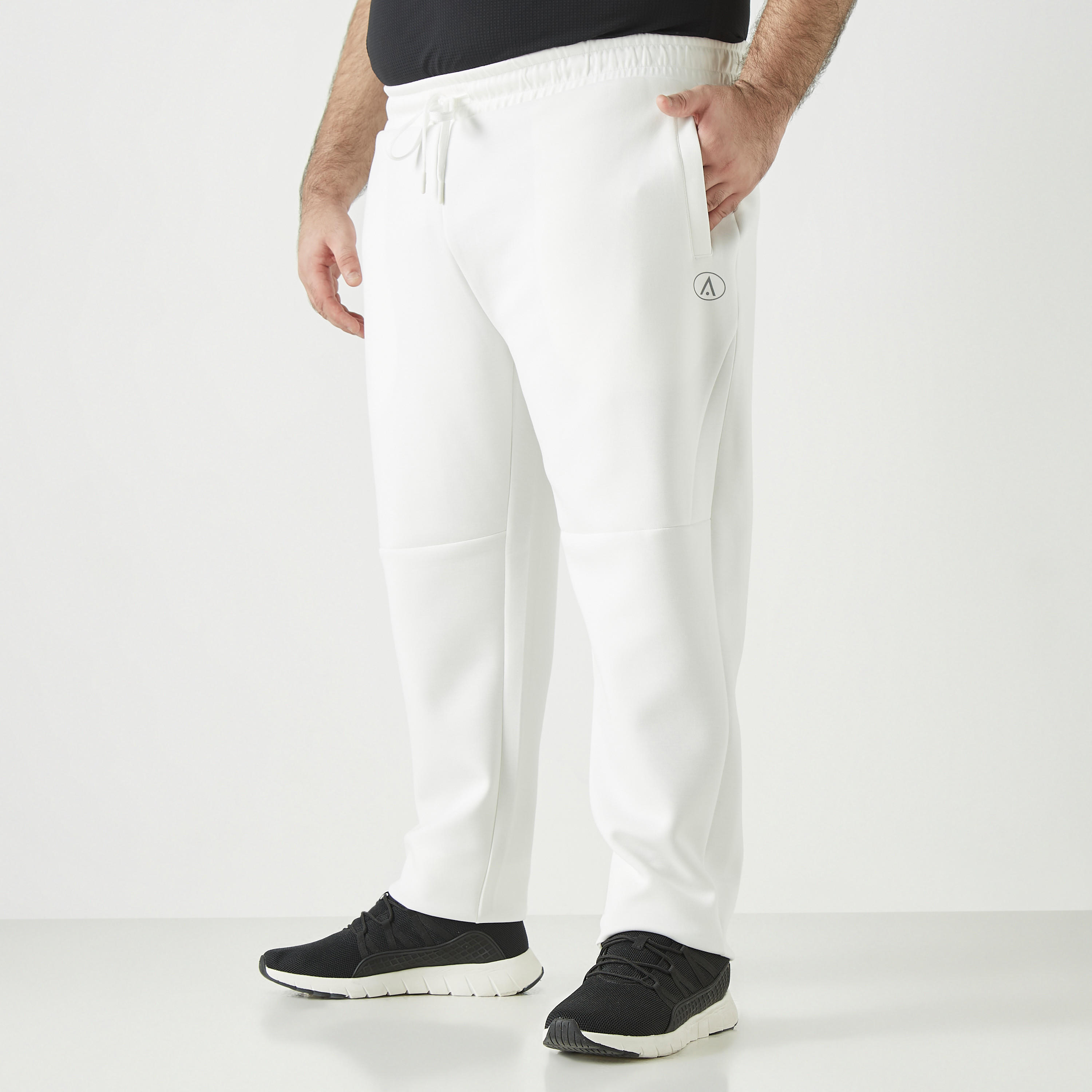 بنطلون رياضي بتصاميم مغايرة برباط إغلاق وجيوب-men-clothing-sportswearandactivewear-bottoms-image-1
