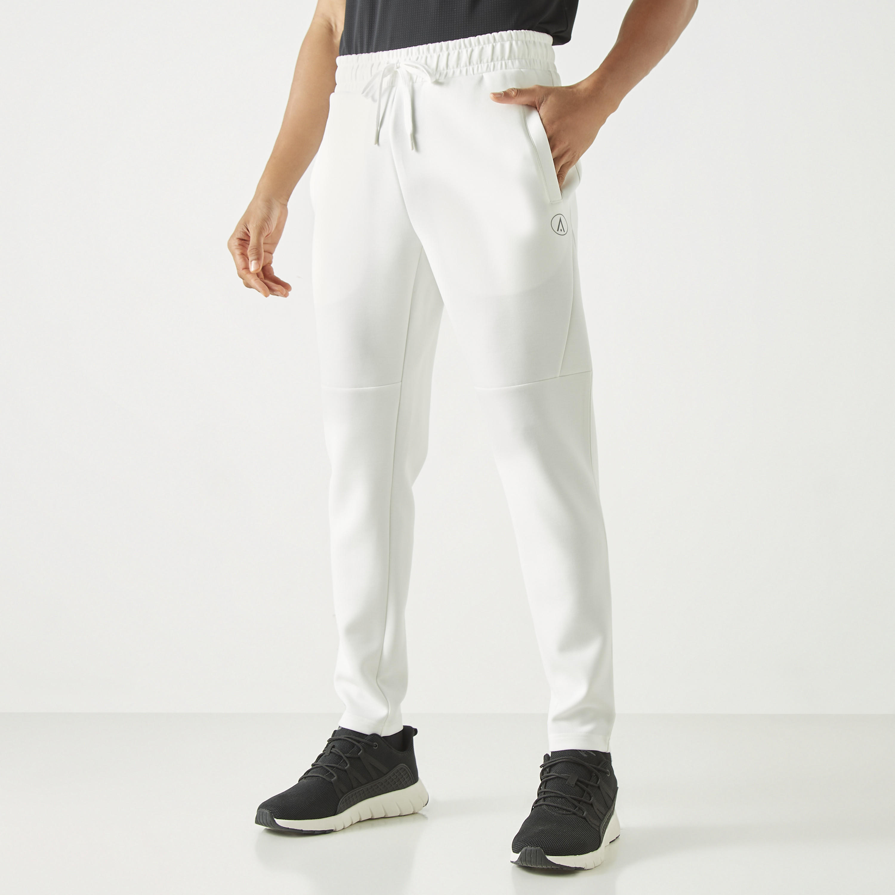 بنطلون رياضي بتصاميم مغايرة برباط إغلاق وجيوب-men-clothing-sportswearandactivewear-bottoms-image-2
