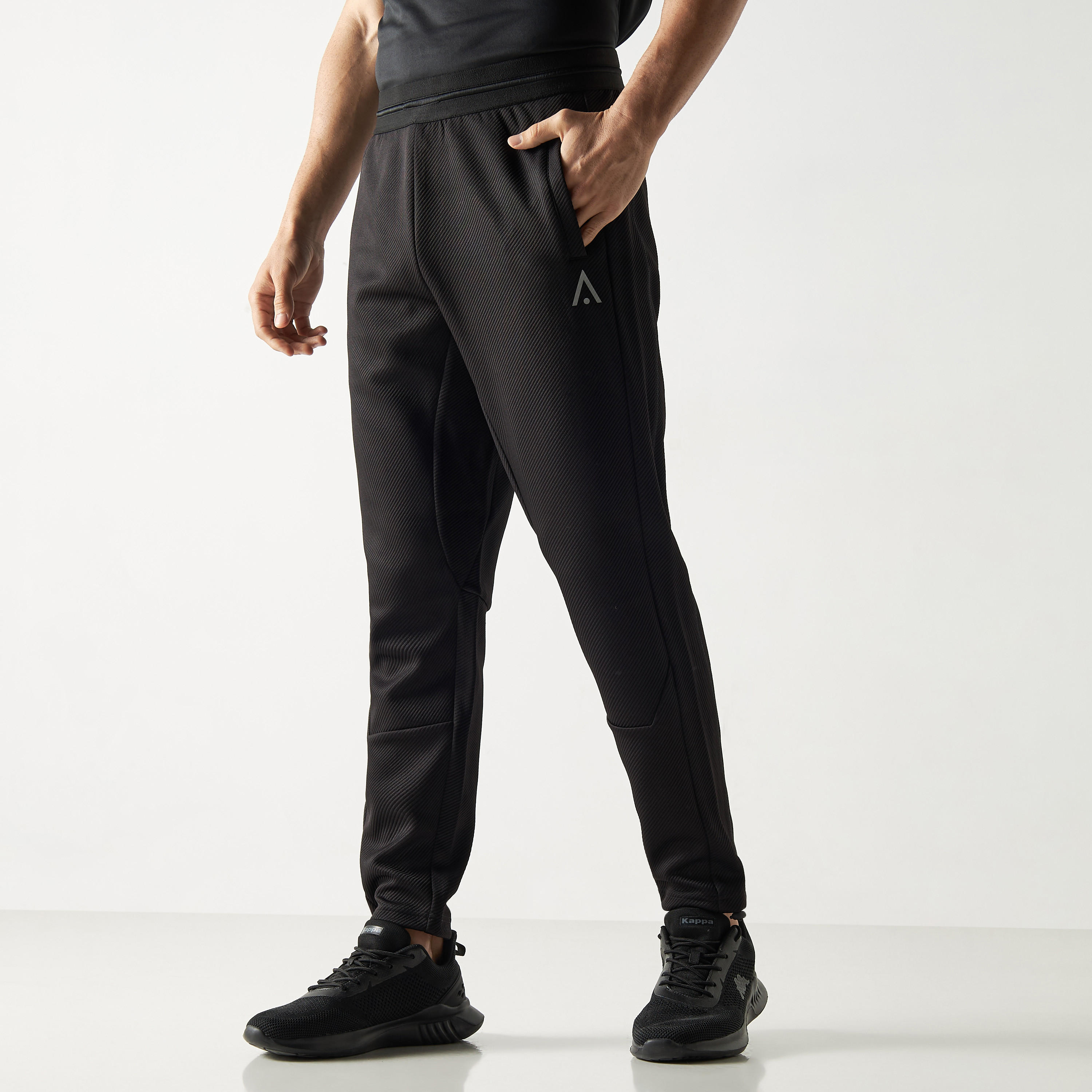 بنطلون رياضي مضلّع بجيوب وخصر مطاطي-men-clothing-sportswearandactivewear-tracksuits-image-1