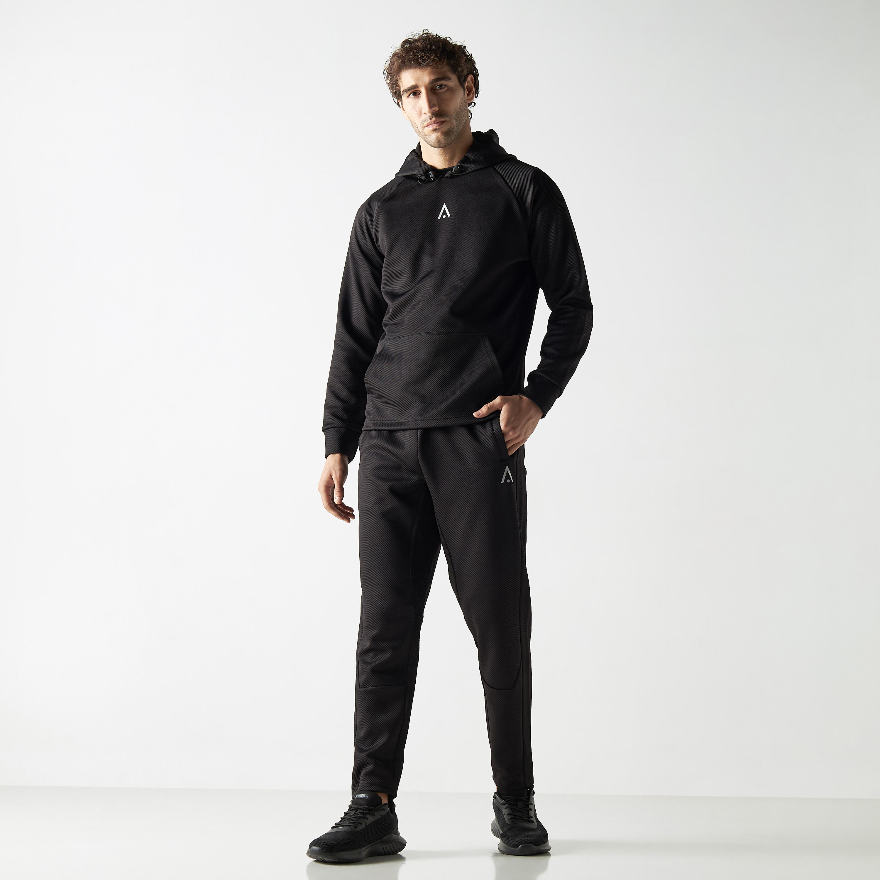 بنطلون رياضي مضلّع بجيوب وخصر مطاطي-men-clothing-sportswearandactivewear-tracksuits-image-2