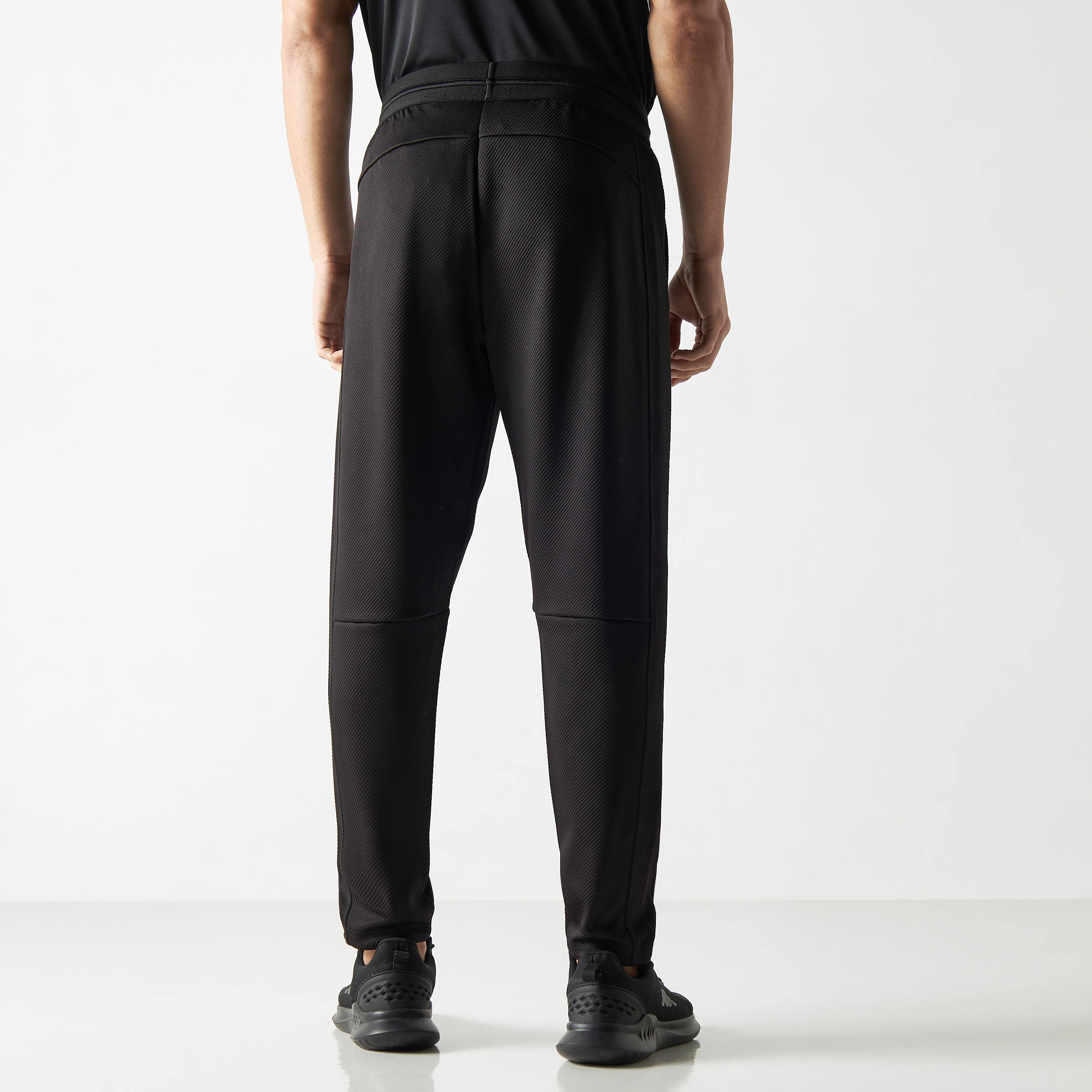 بنطلون رياضي مضلّع بجيوب وخصر مطاطي-men-clothing-sportswearandactivewear-tracksuits-image-3