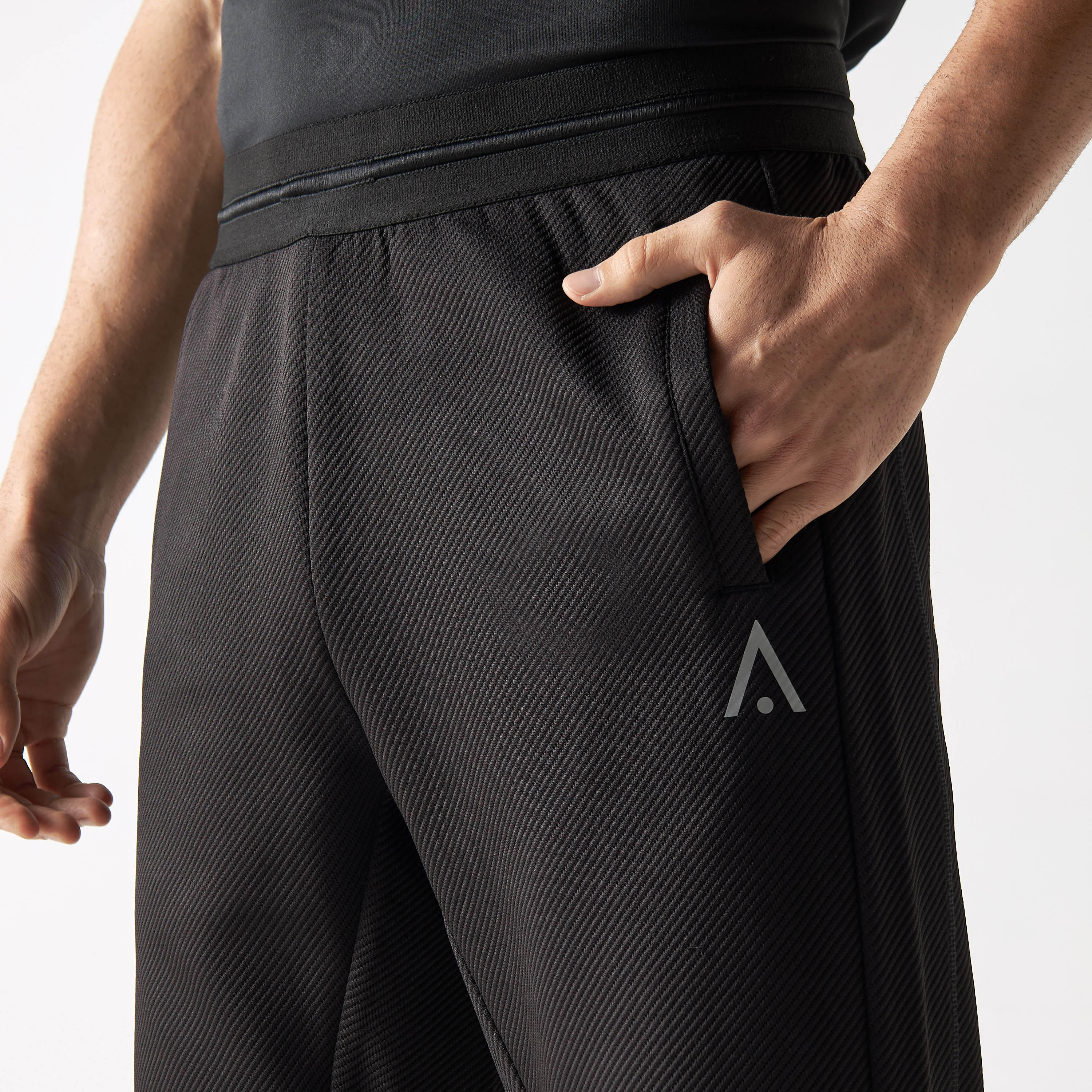 بنطلون رياضي مضلّع بجيوب وخصر مطاطي-men-clothing-sportswearandactivewear-tracksuits-image-4