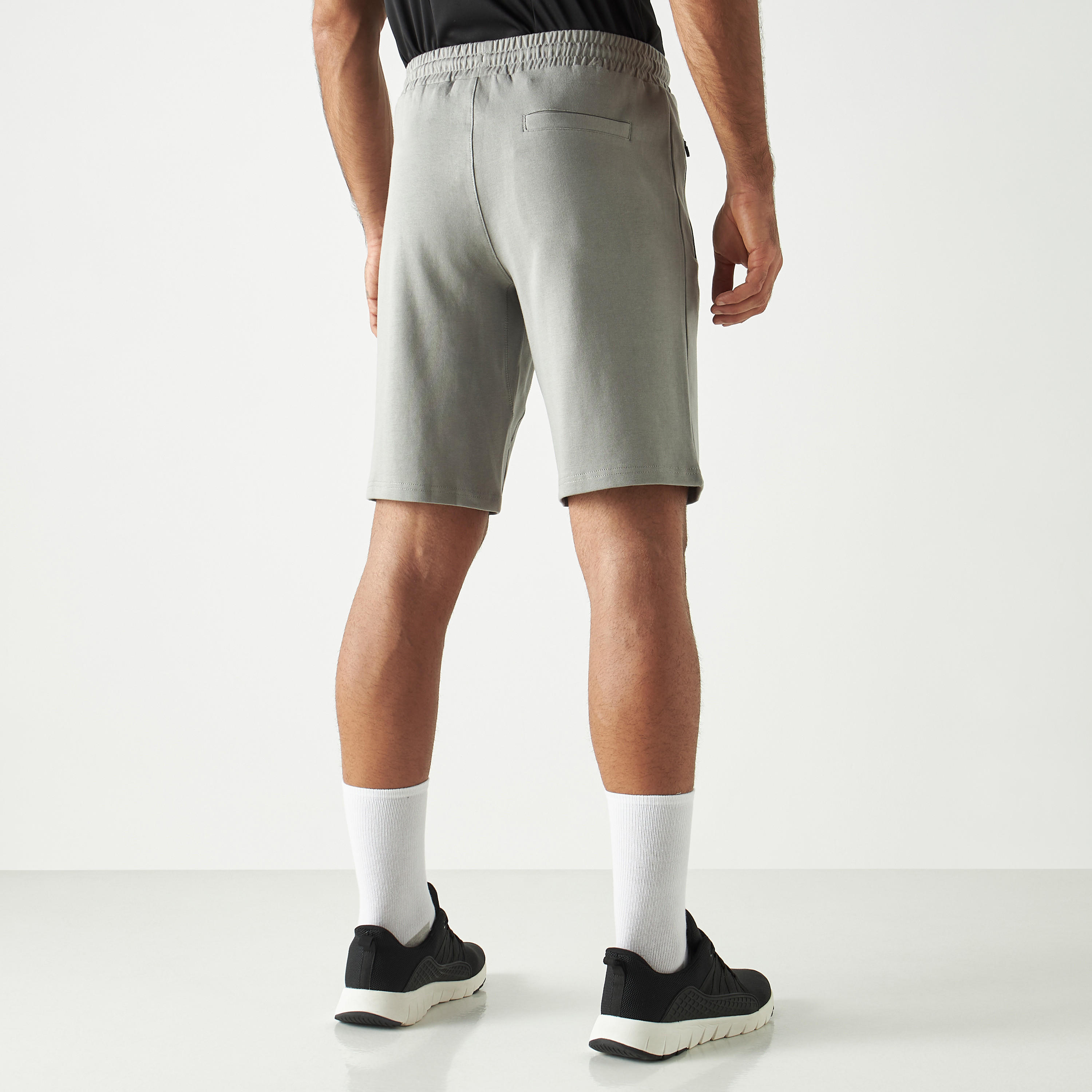 شورت سادة بيرفورمنس برباط إغلاق وجيوب-men-clothing-bottoms-shorts-image-2