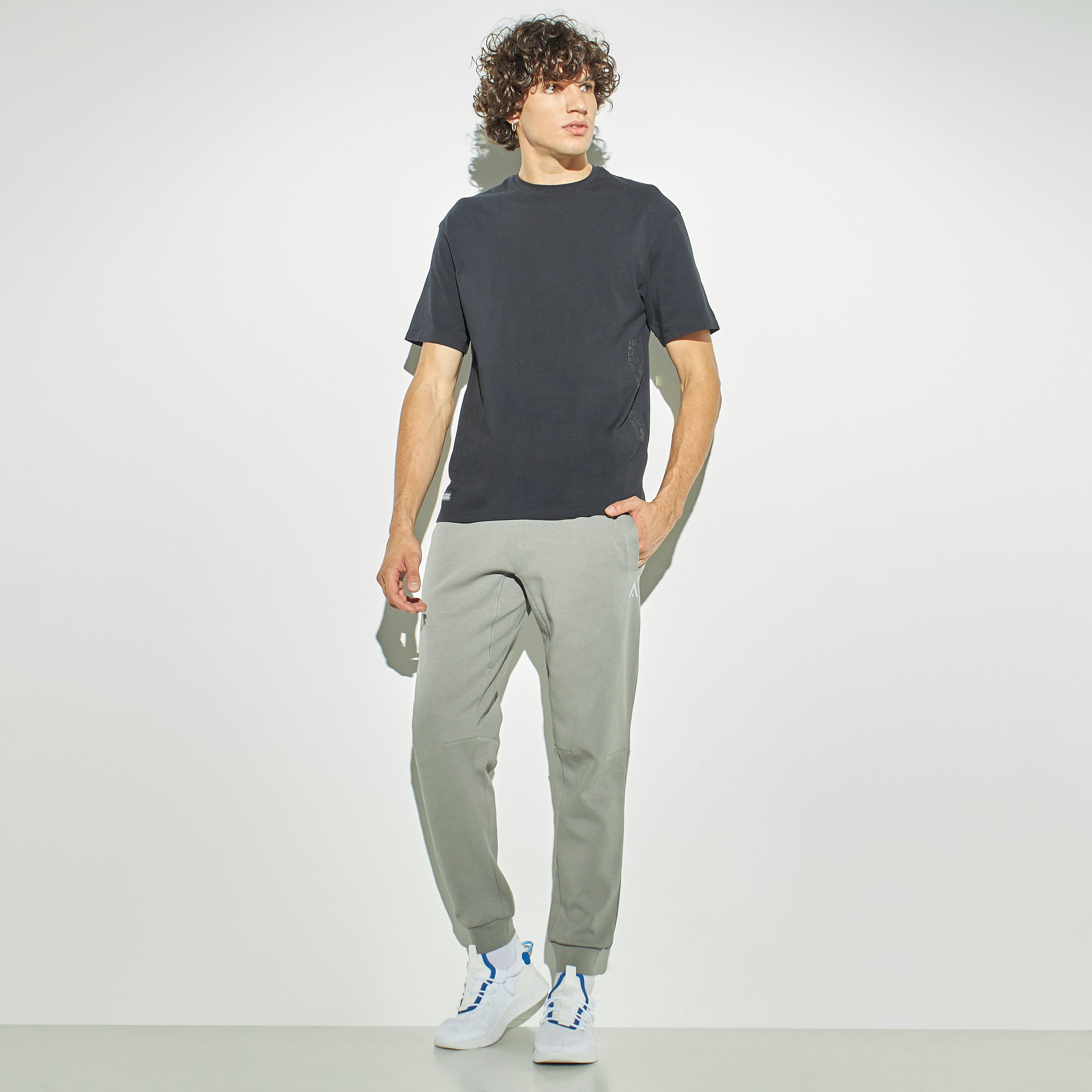 بنطلون رياضي سادة برباط إغلاق وجيوب-men-clothing-sportswearandactivewear-bottoms-image-3