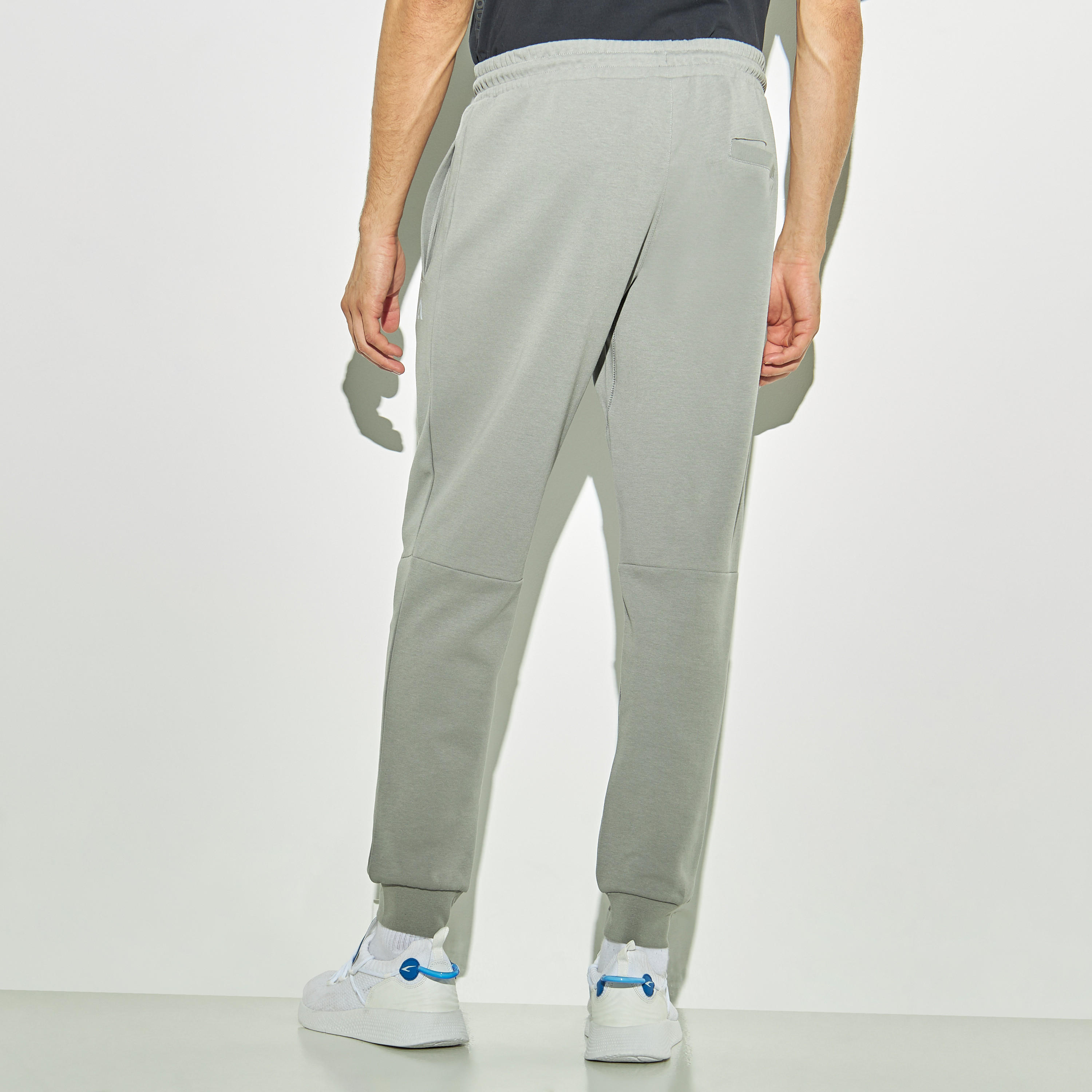 بنطلون رياضي سادة برباط إغلاق وجيوب-men-clothing-sportswearandactivewear-bottoms-image-2