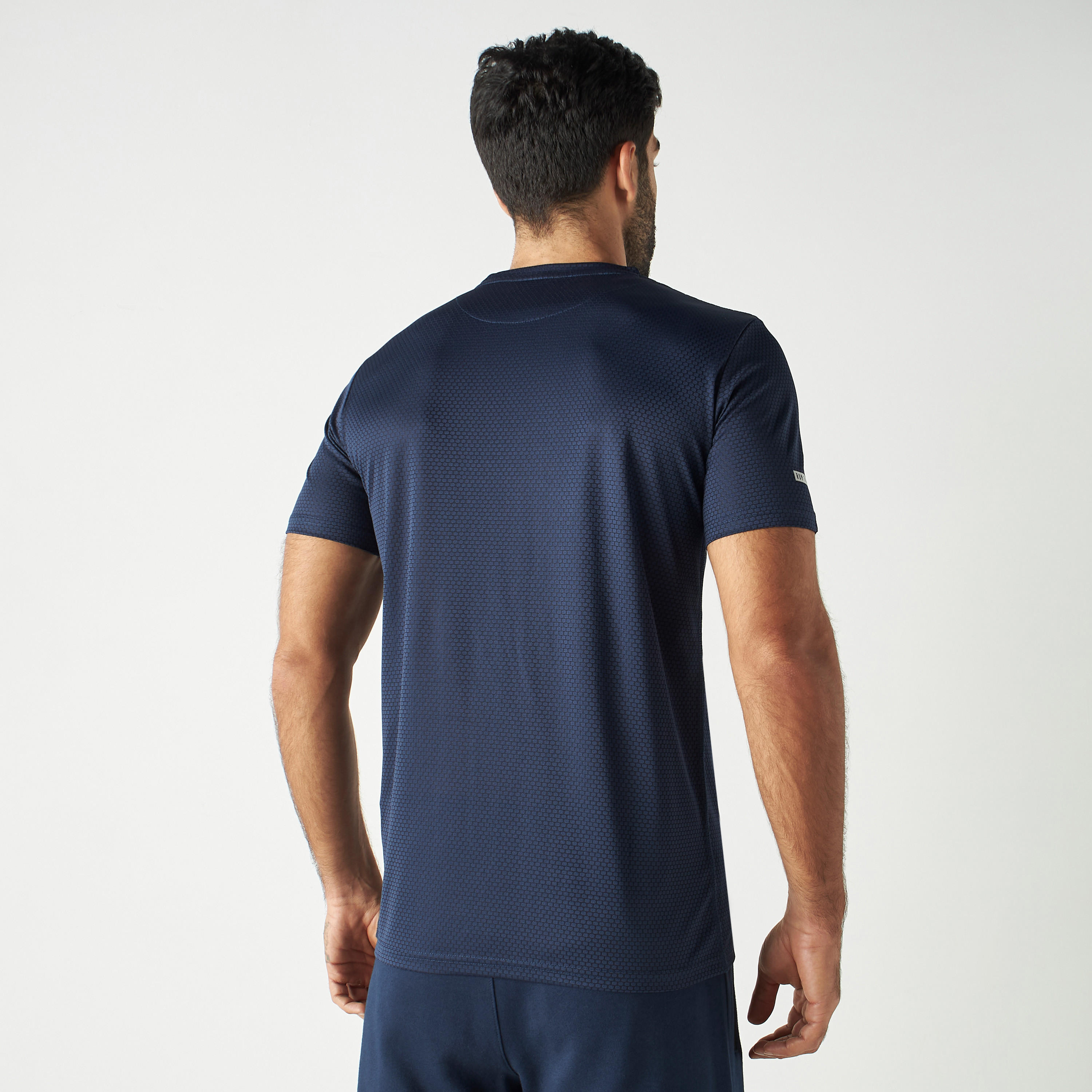تيشيرت بيرفورمانس بارز الملمس بياقة ضيّقة وأكمام قصيرة-men-clothing-sportswearandactivewear-tshirtsandpolos-image-2