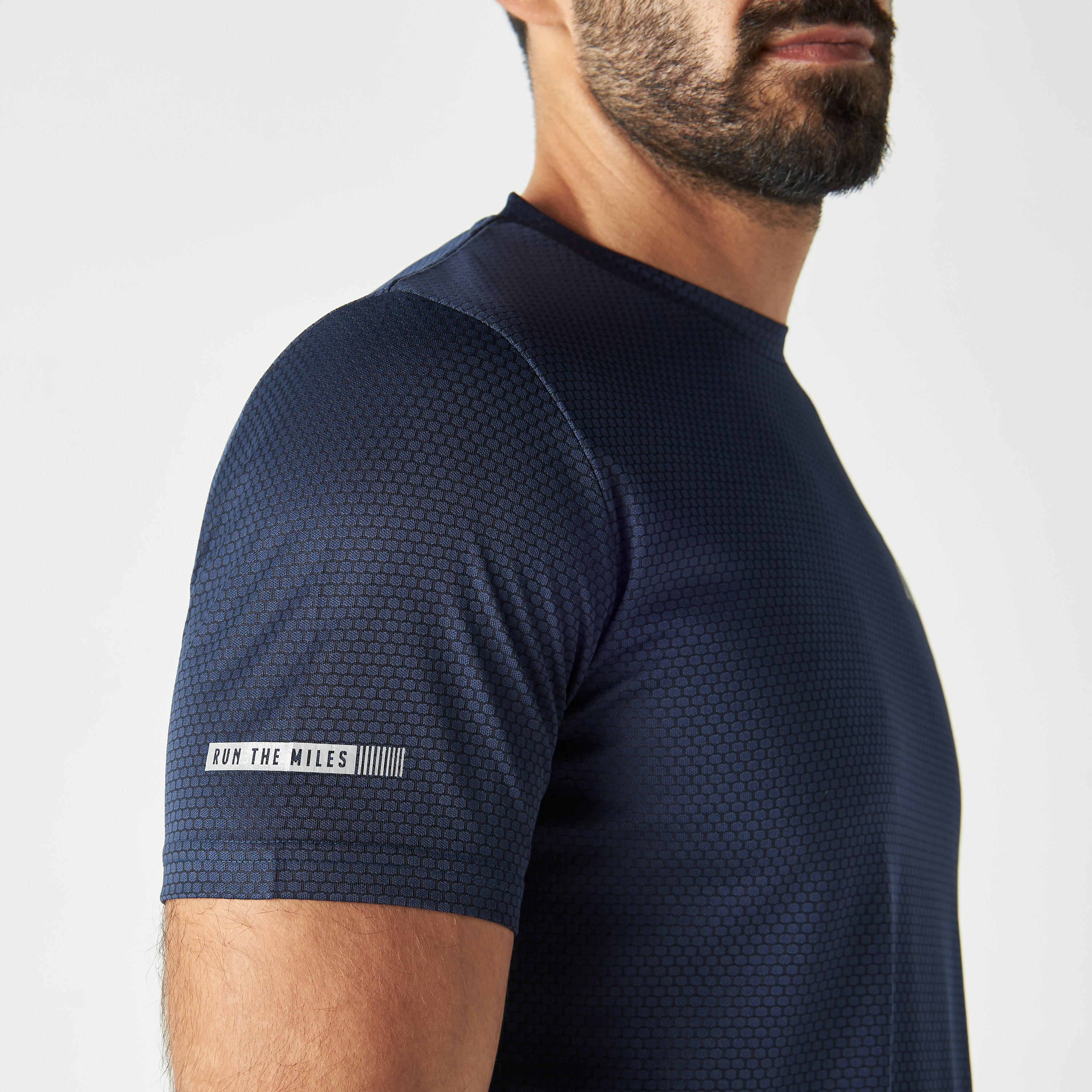 تيشيرت بيرفورمانس بارز الملمس بياقة ضيّقة وأكمام قصيرة-men-clothing-sportswearandactivewear-tshirtsandpolos-image-1