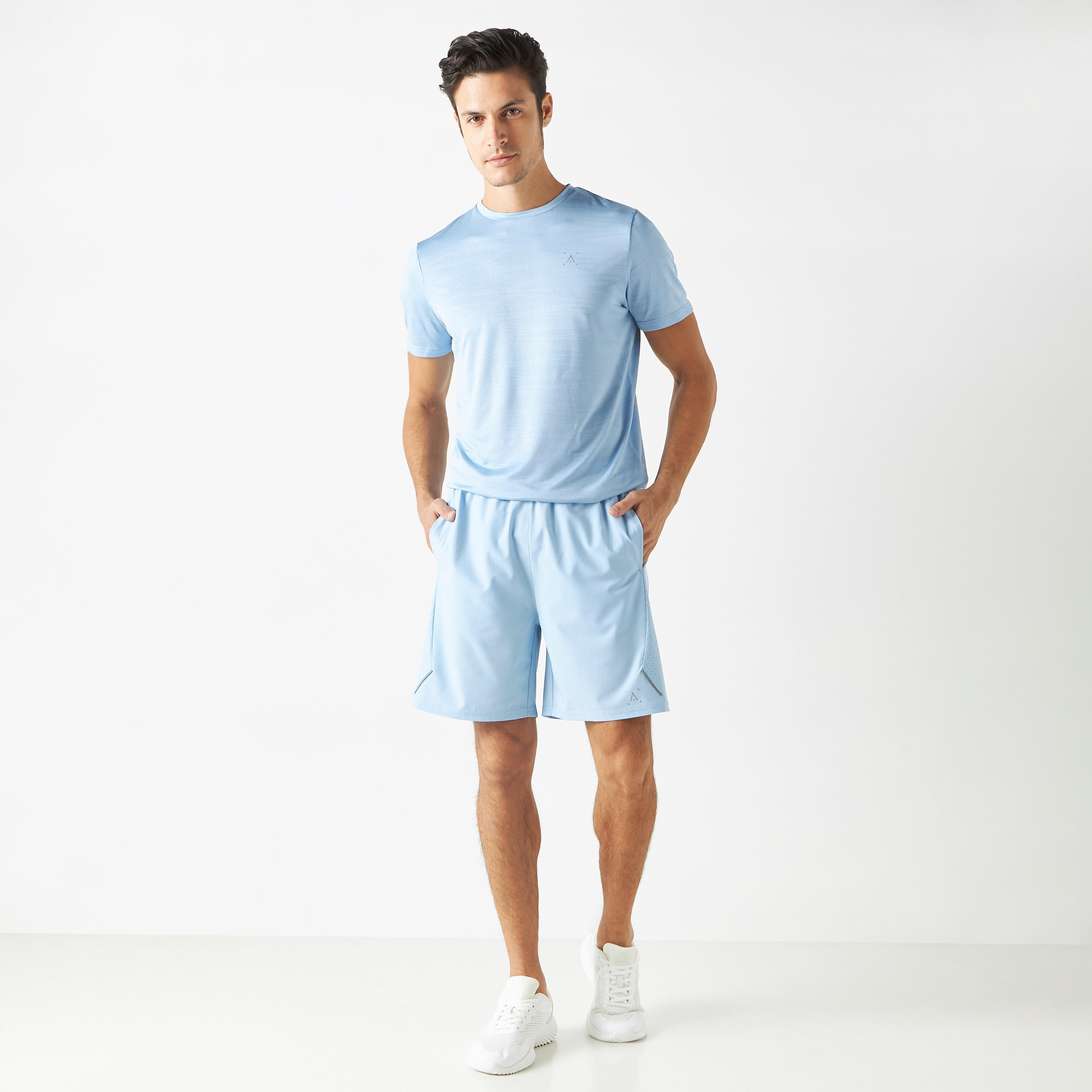 شورت بيرفورمانس بخصر مطّاطي وجيوب وطبعات-men-clothing-bottoms-shorts-image-2