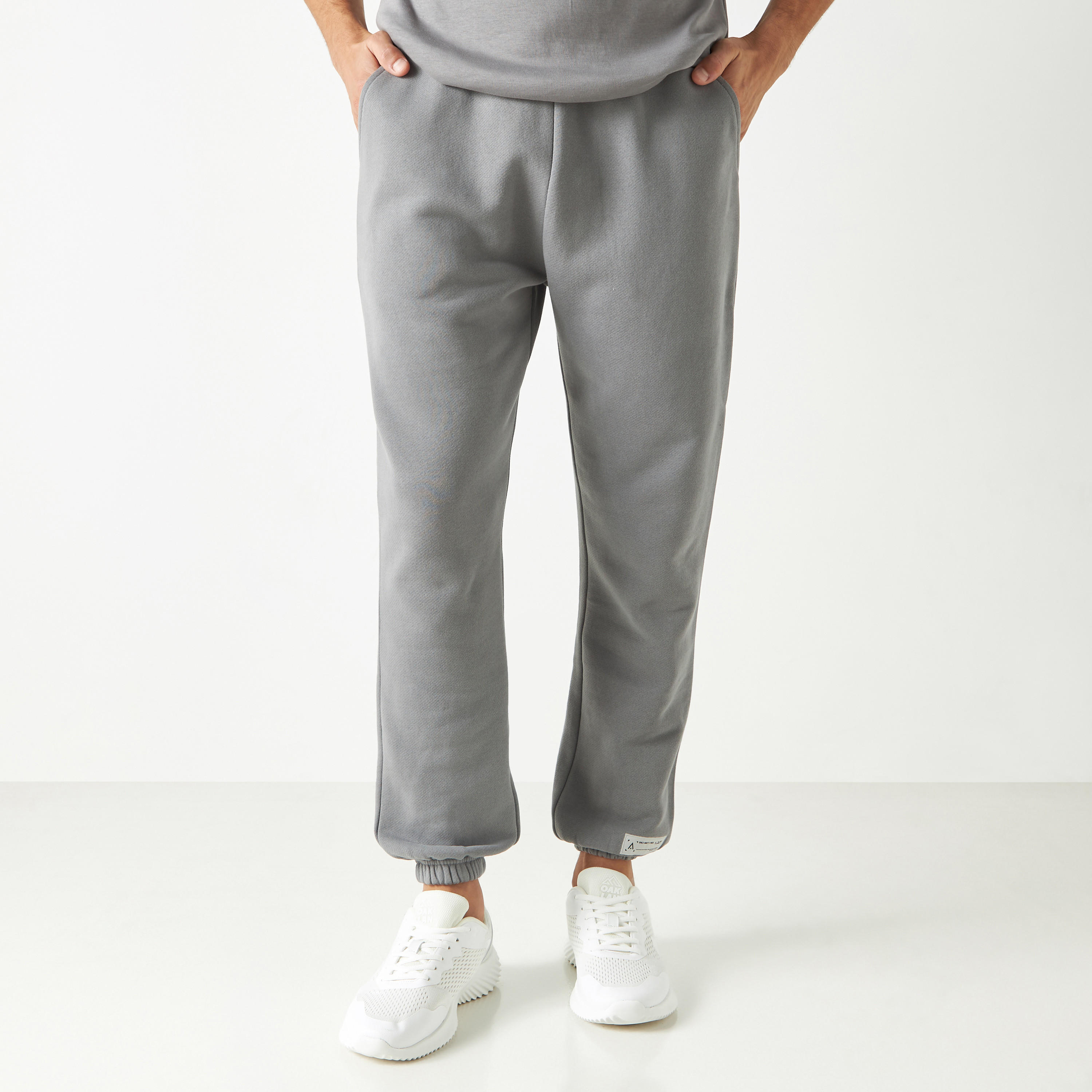بنطلون رياضي سادة بجيوب وخصر مطّاطي-men-clothing-sportswearandactivewear-bottoms-image-13