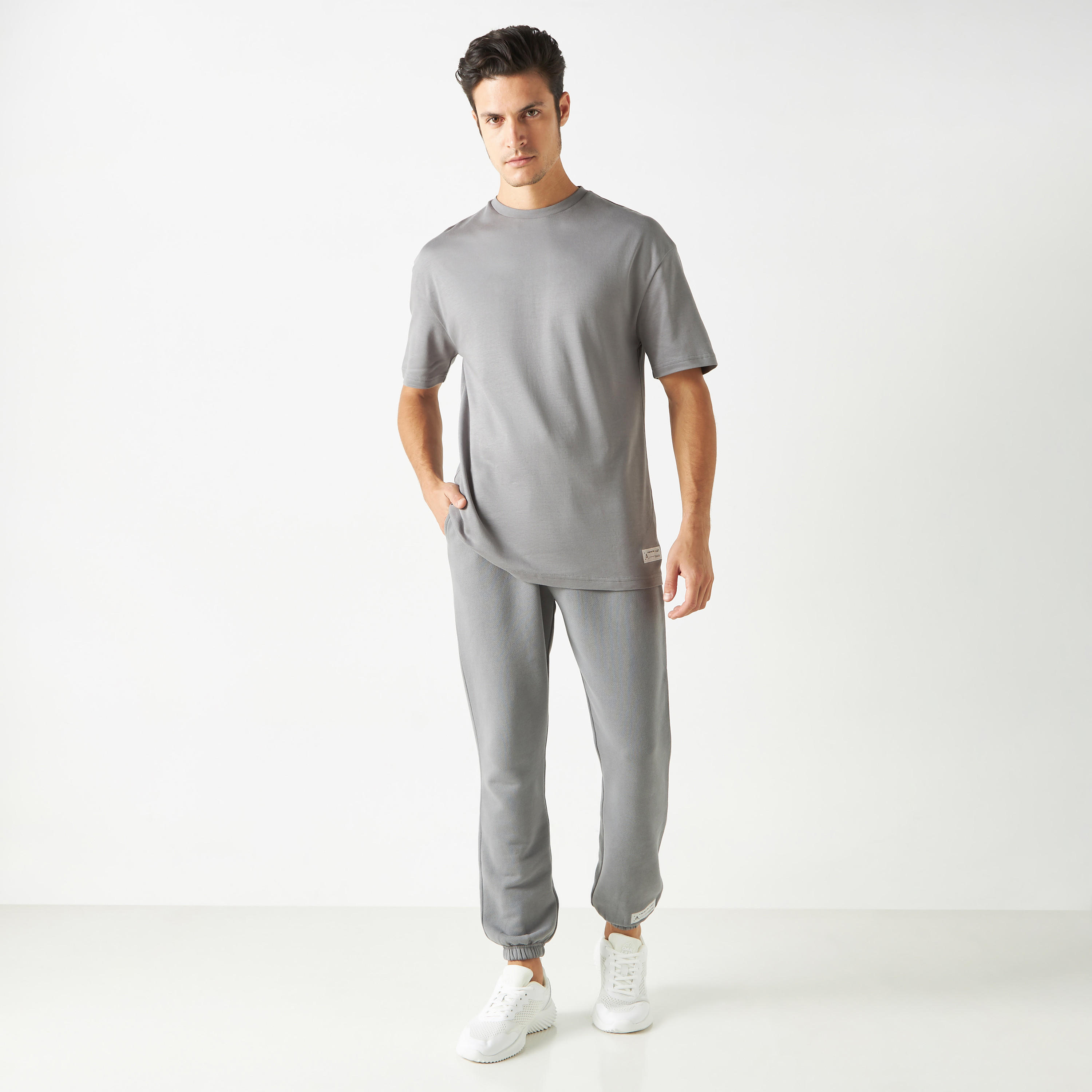 بنطلون رياضي سادة بجيوب وخصر مطّاطي-men-clothing-sportswearandactivewear-bottoms-image-14