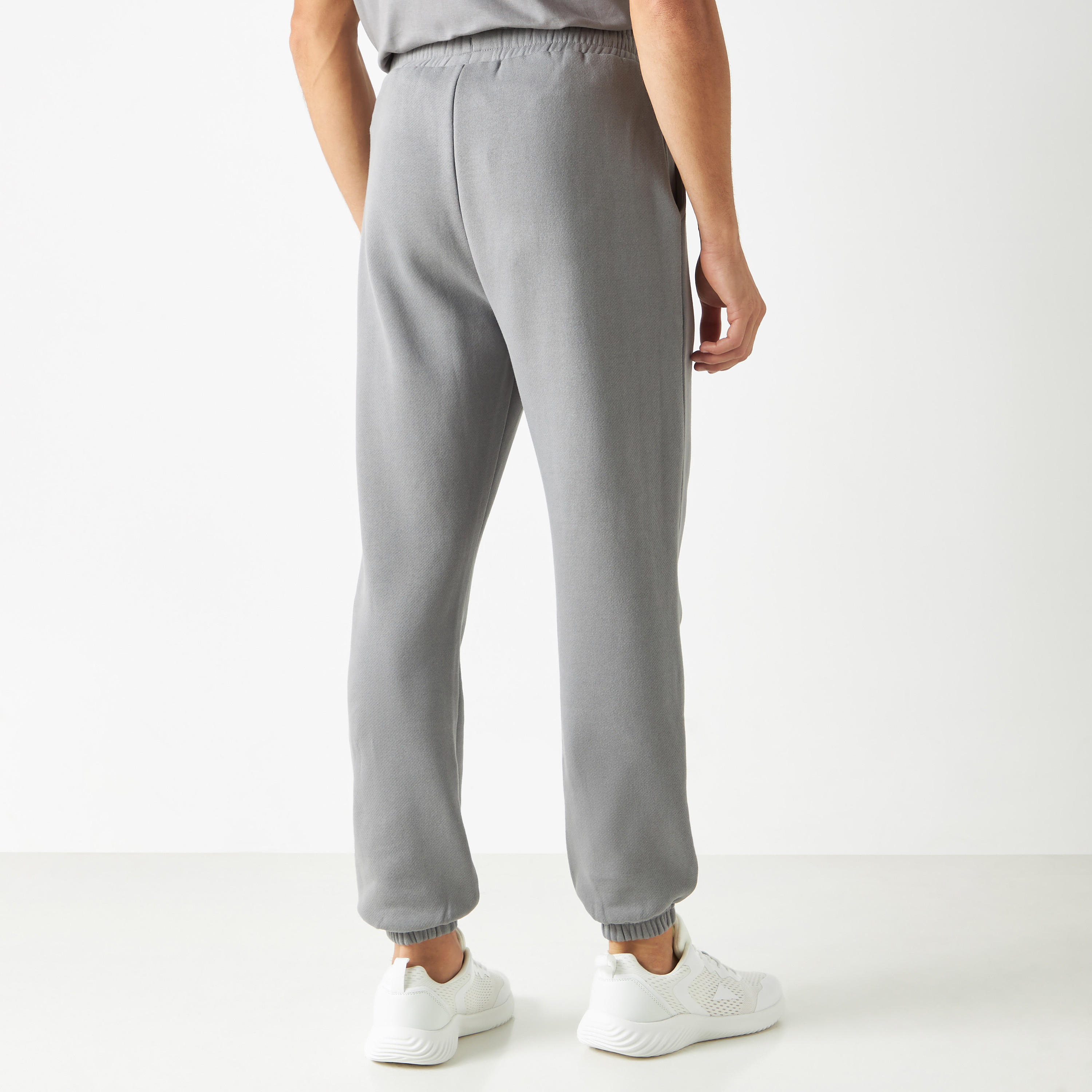 بنطلون رياضي سادة بجيوب وخصر مطّاطي-men-clothing-sportswearandactivewear-bottoms-image-15