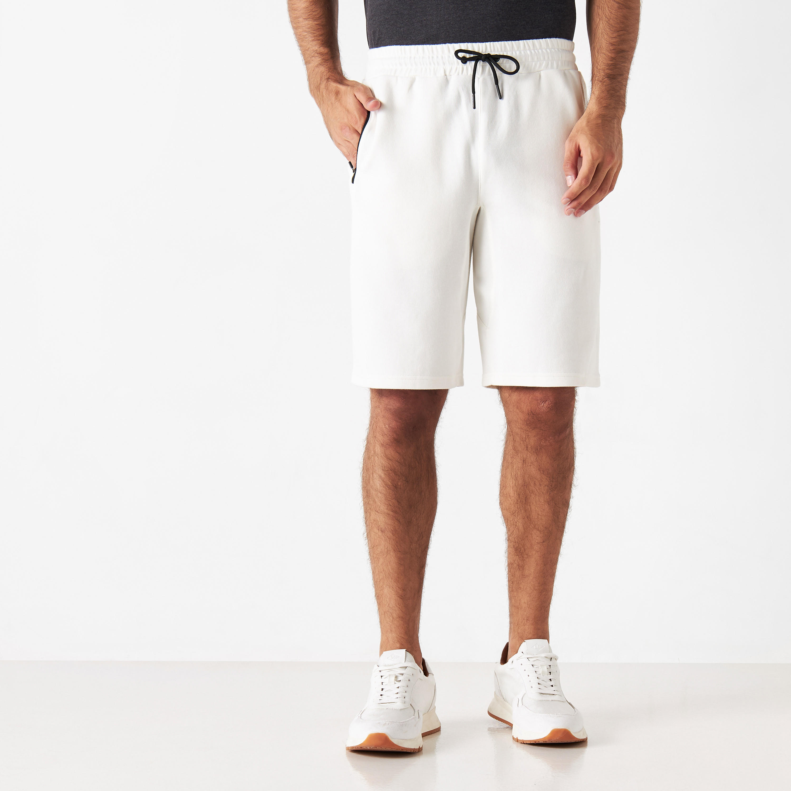 شورت سادة بخصر مطاطي وجيوب بسحاب-men-clothing-bottoms-shorts-image-4