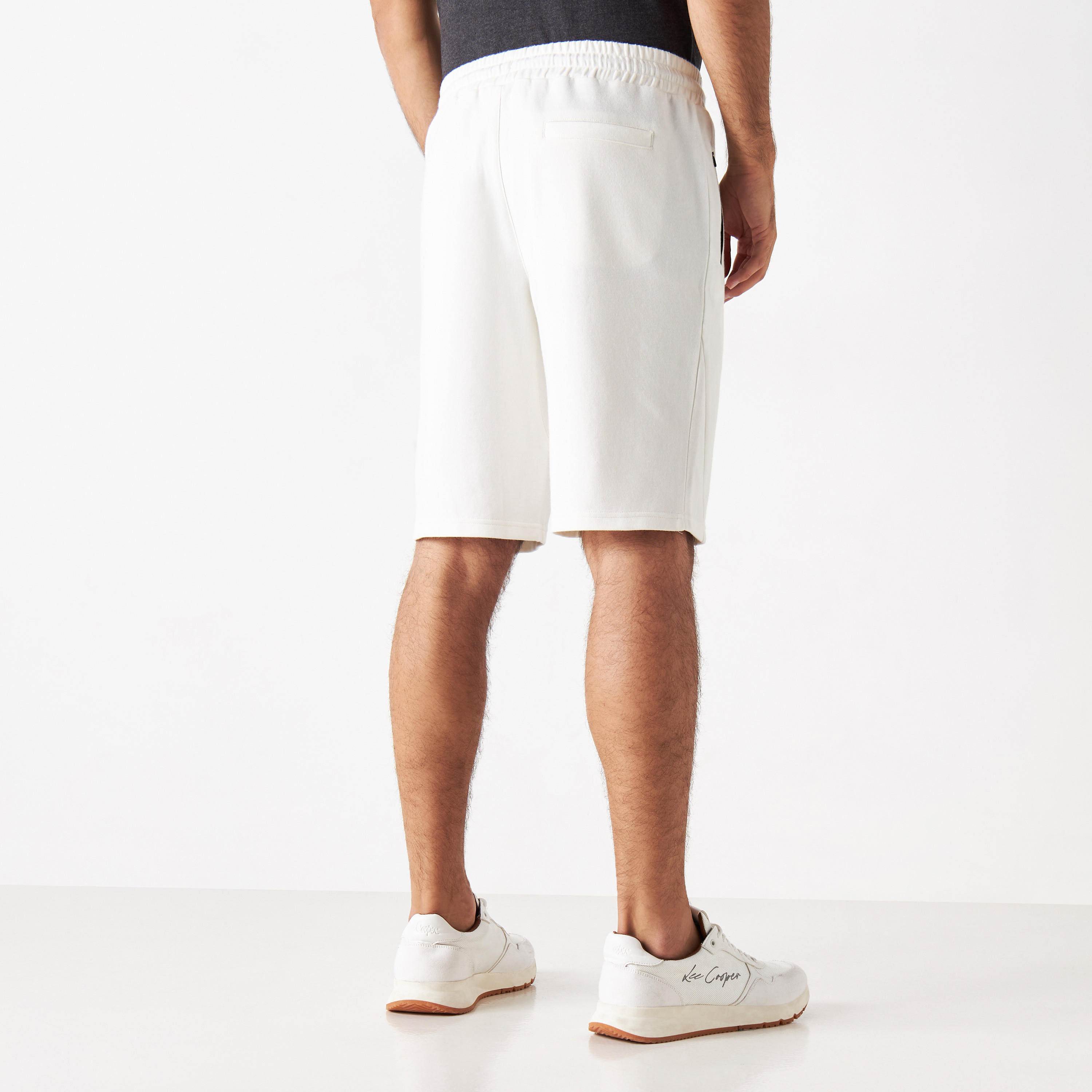 شورت سادة بخصر مطاطي وجيوب بسحاب-men-clothing-bottoms-shorts-image-2