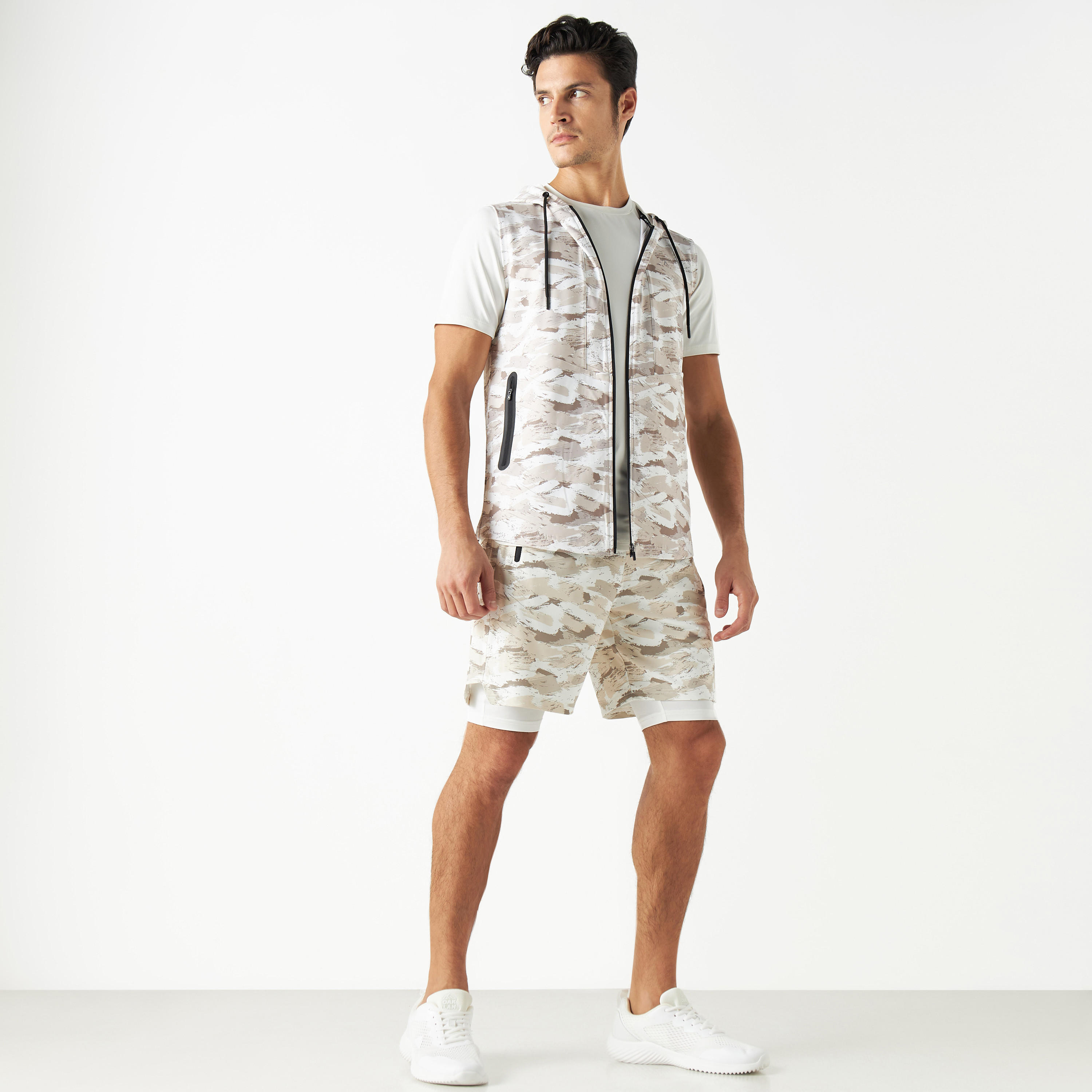 شورت هايبرد بطبعات ورباط إغلاق وجيوب-men-clothing-sportswearandactivewear-bottoms-image-3