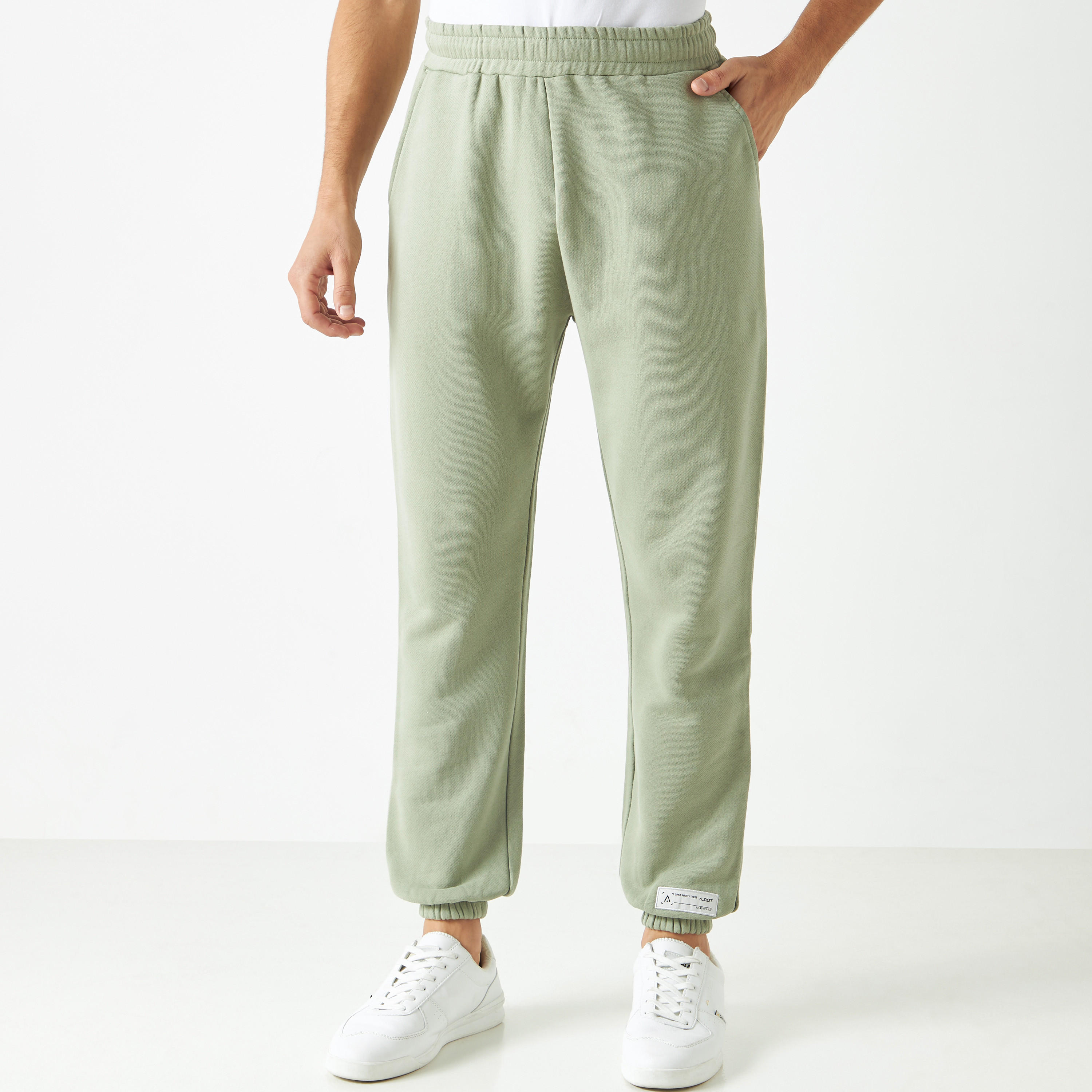 بنطلون رياضي سادة بجيوب وخصر مطّاطي-men-clothing-sportswearandactivewear-bottoms-image-17