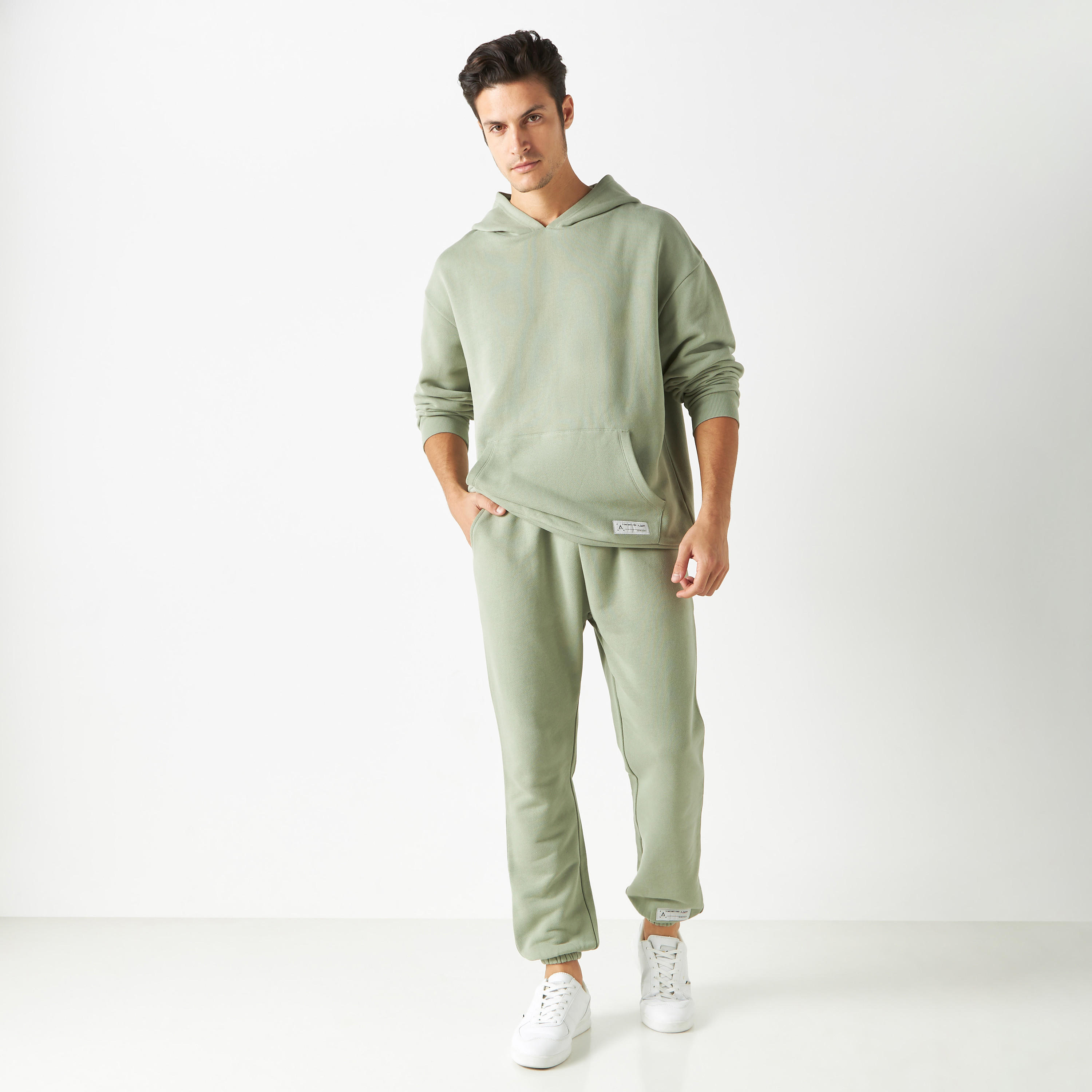 بنطلون رياضي سادة بجيوب وخصر مطّاطي-men-clothing-sportswearandactivewear-bottoms-image-18
