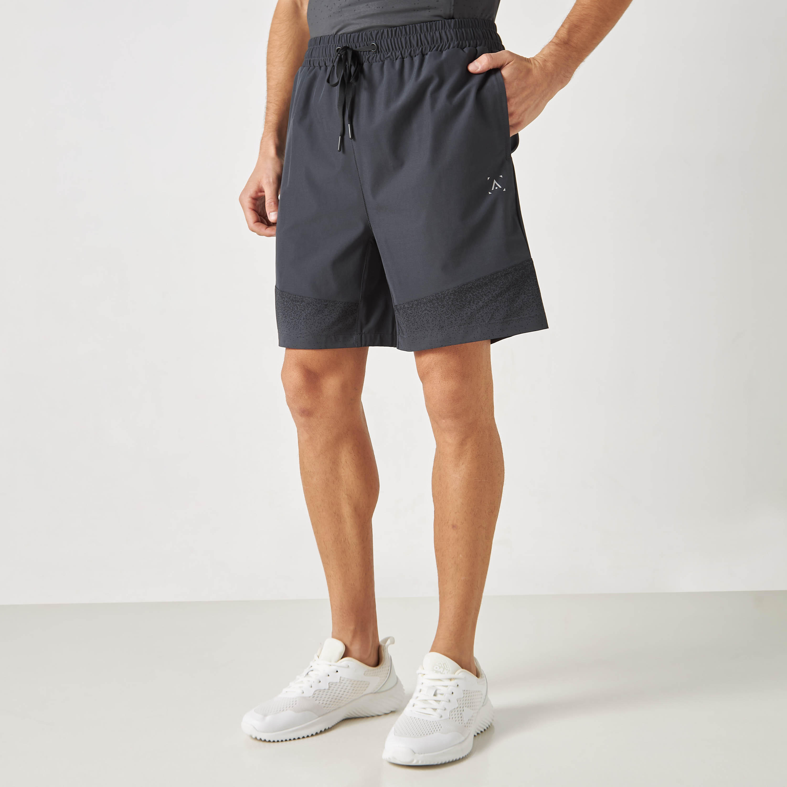 شورت بخصر مطّاطي وجيوب وطبعات وألواح-men-clothing-bottoms-shorts-image-1