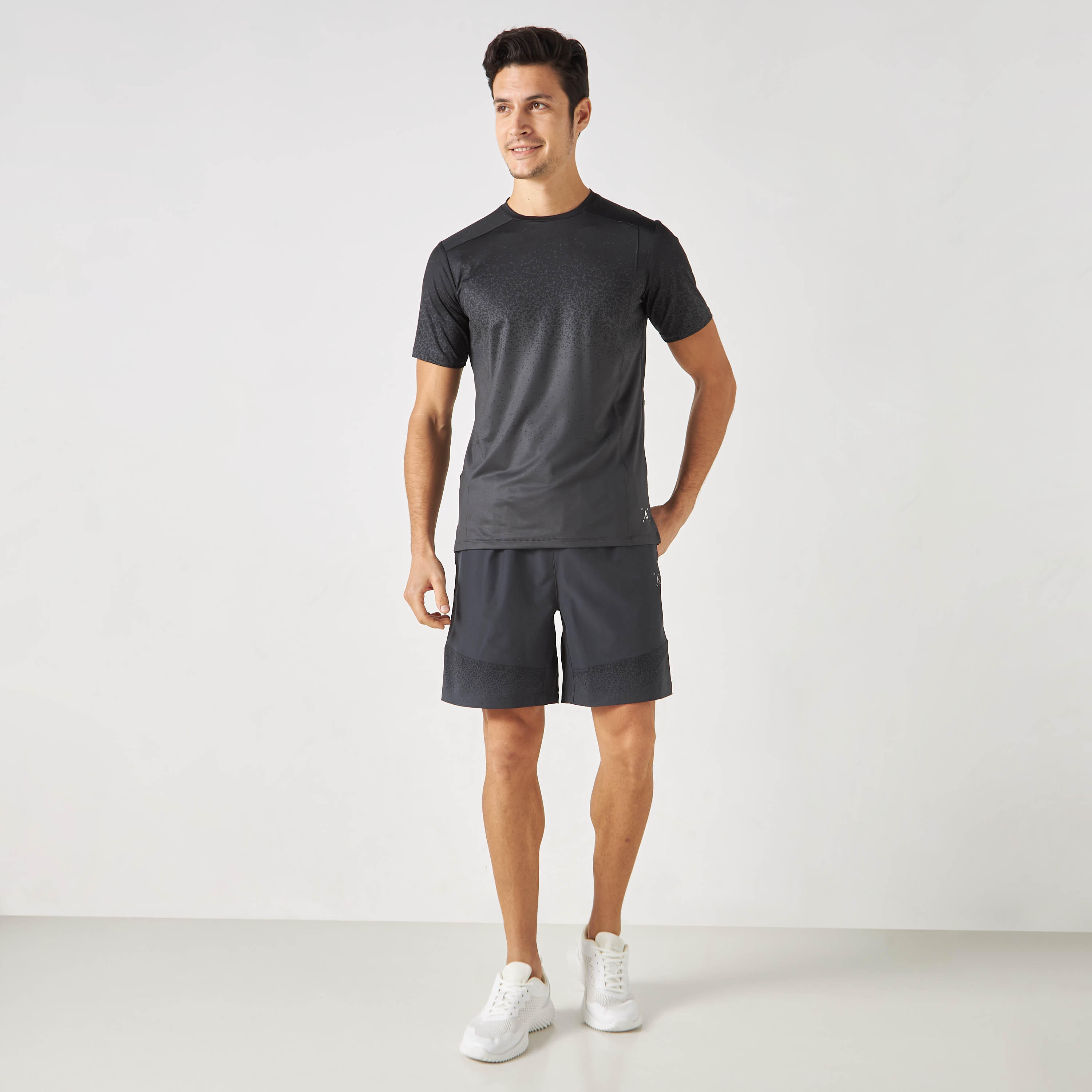 شورت بخصر مطّاطي وجيوب وطبعات وألواح-men-clothing-bottoms-shorts-image-2