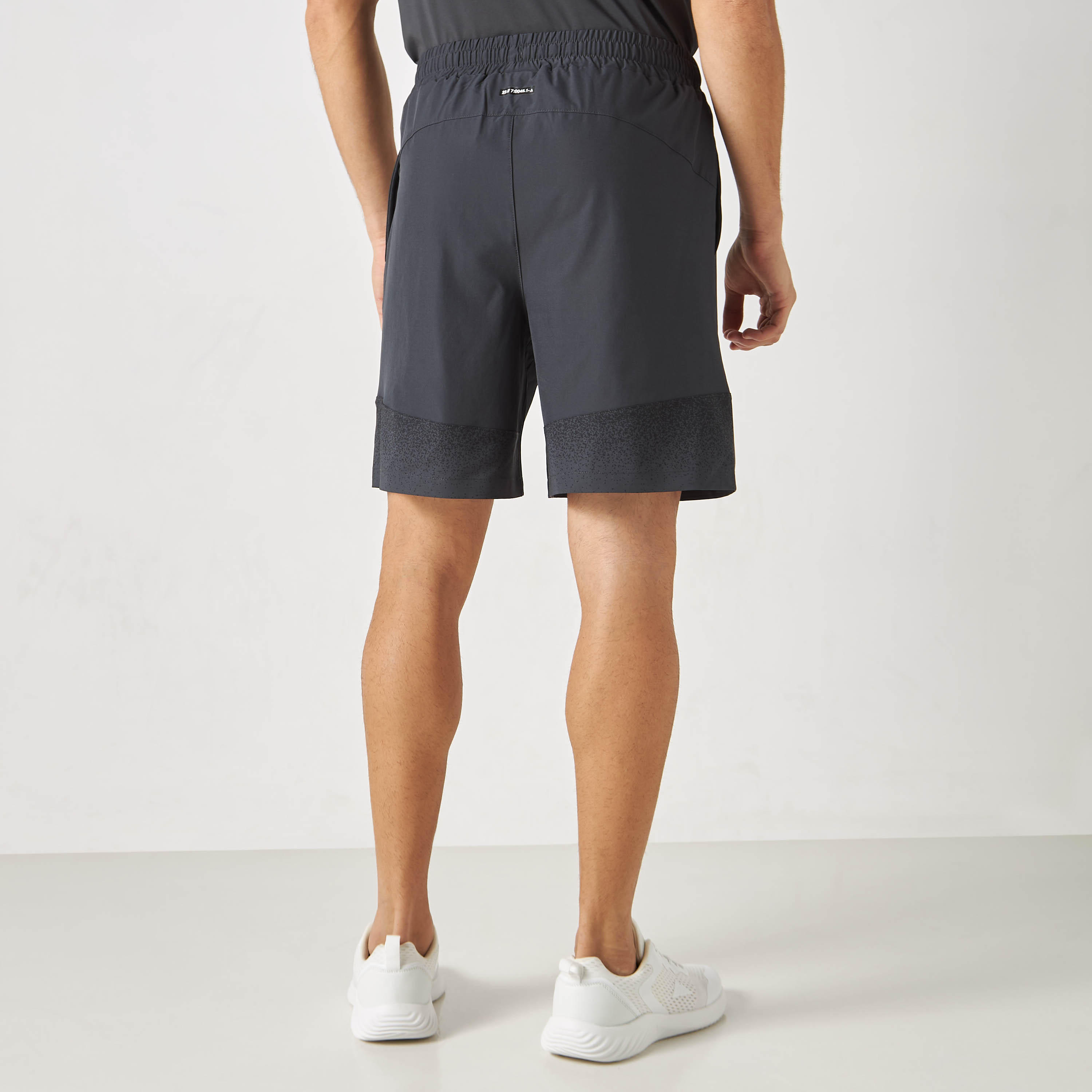 شورت بخصر مطّاطي وجيوب وطبعات وألواح-men-clothing-bottoms-shorts-image-3