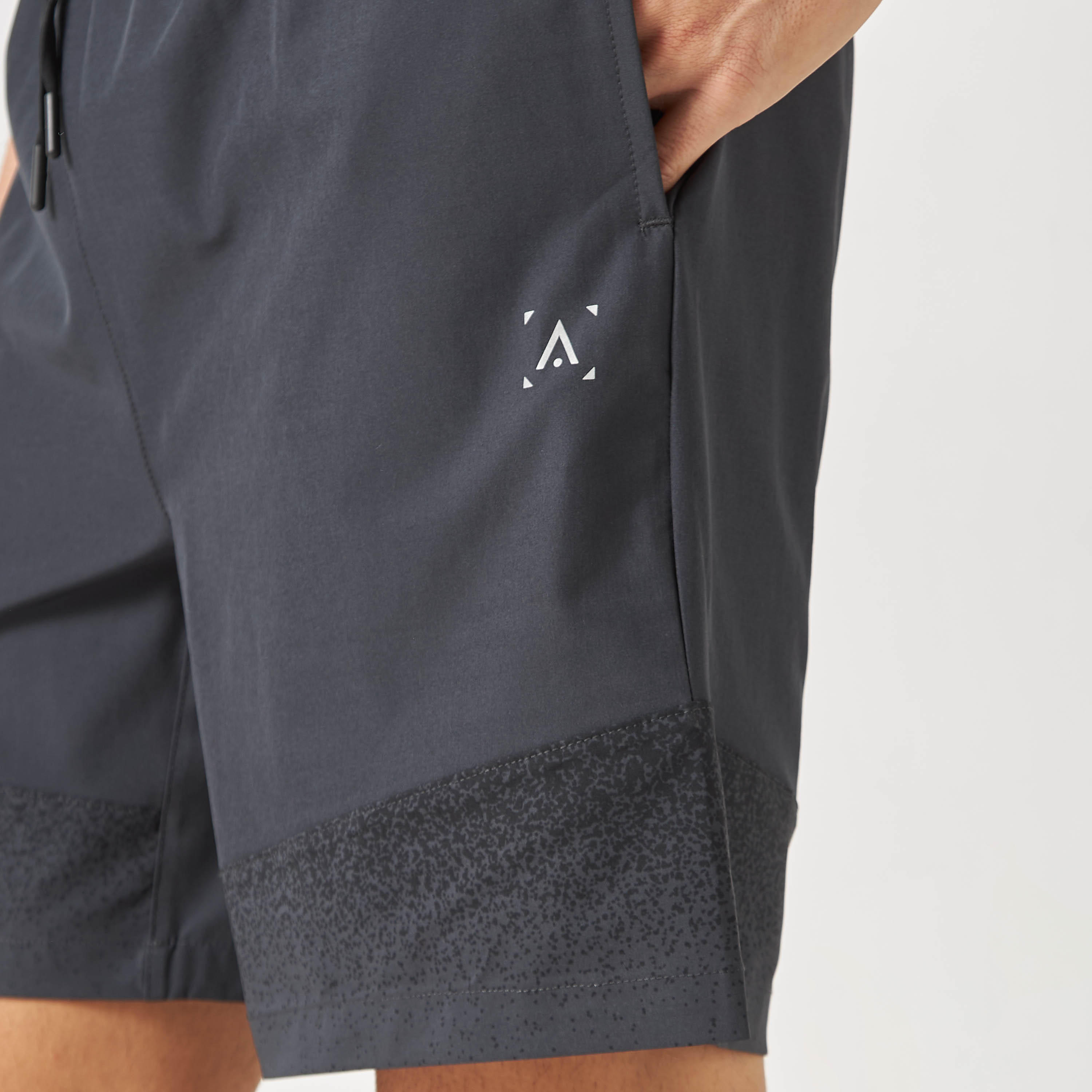شورت بخصر مطّاطي وجيوب وطبعات وألواح-men-clothing-bottoms-shorts-image-4
