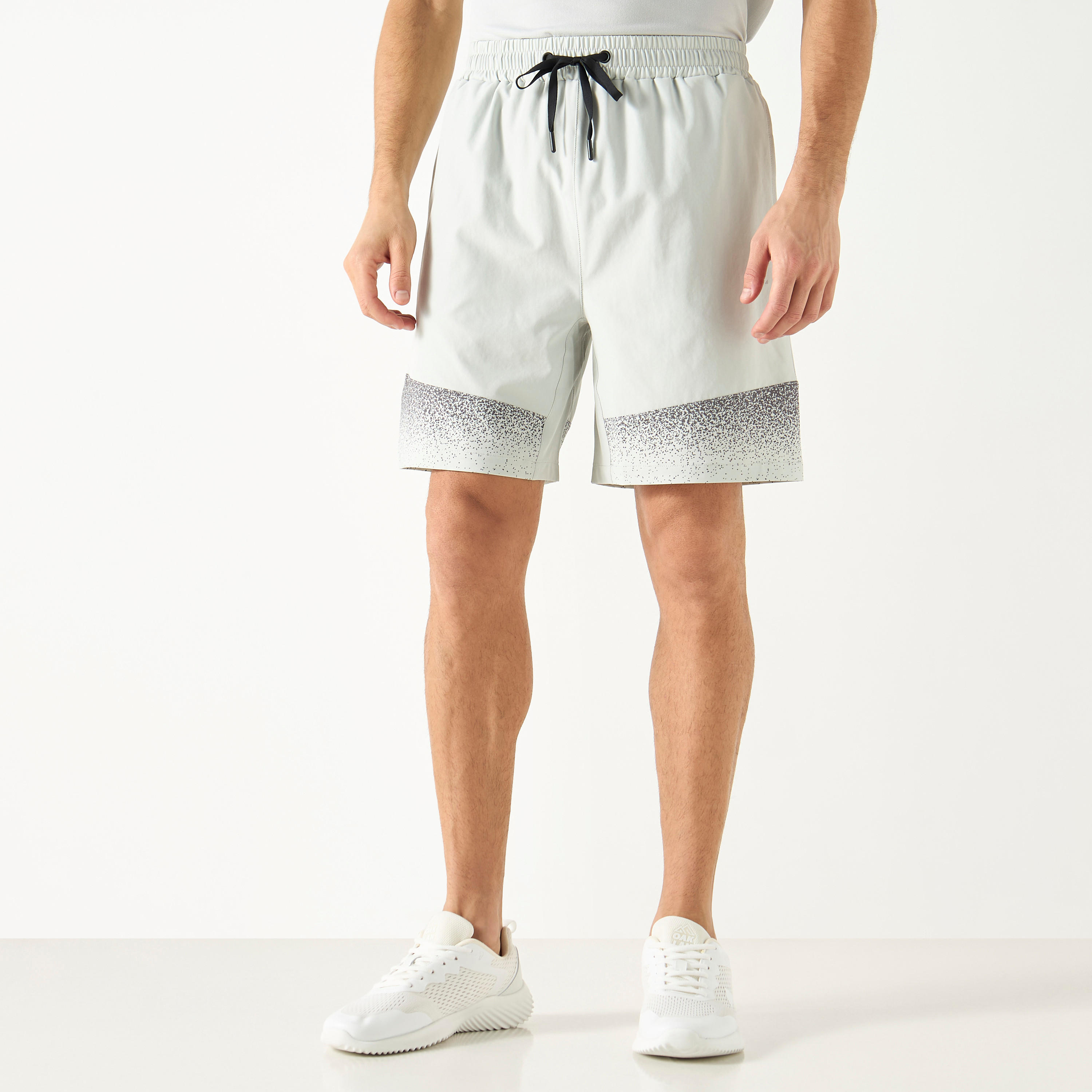 شورت بخصر مطّاطي وجيوب وطبعات وألواح-men-clothing-bottoms-shorts-image-1