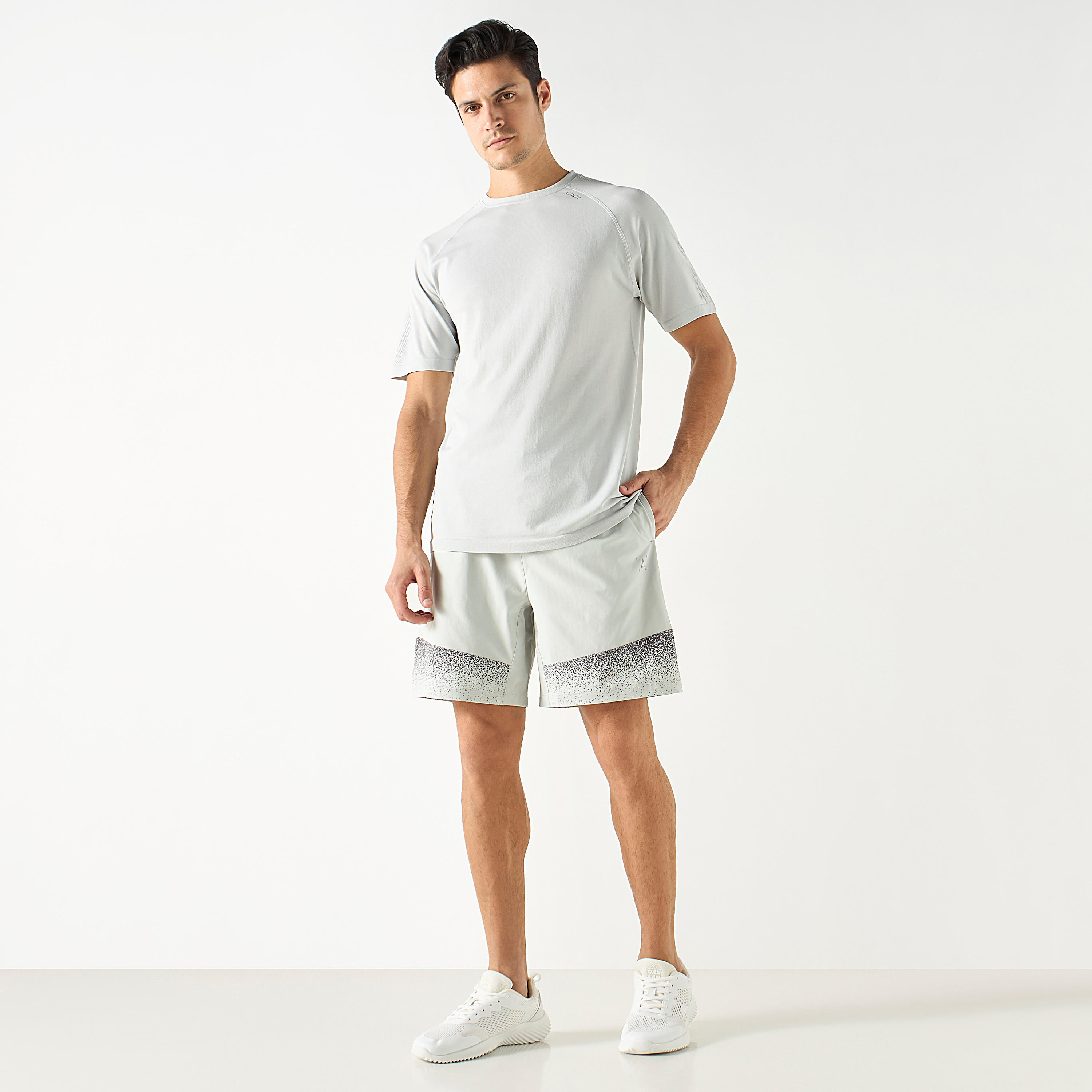شورت بخصر مطّاطي وجيوب وطبعات وألواح-men-clothing-bottoms-shorts-image-2