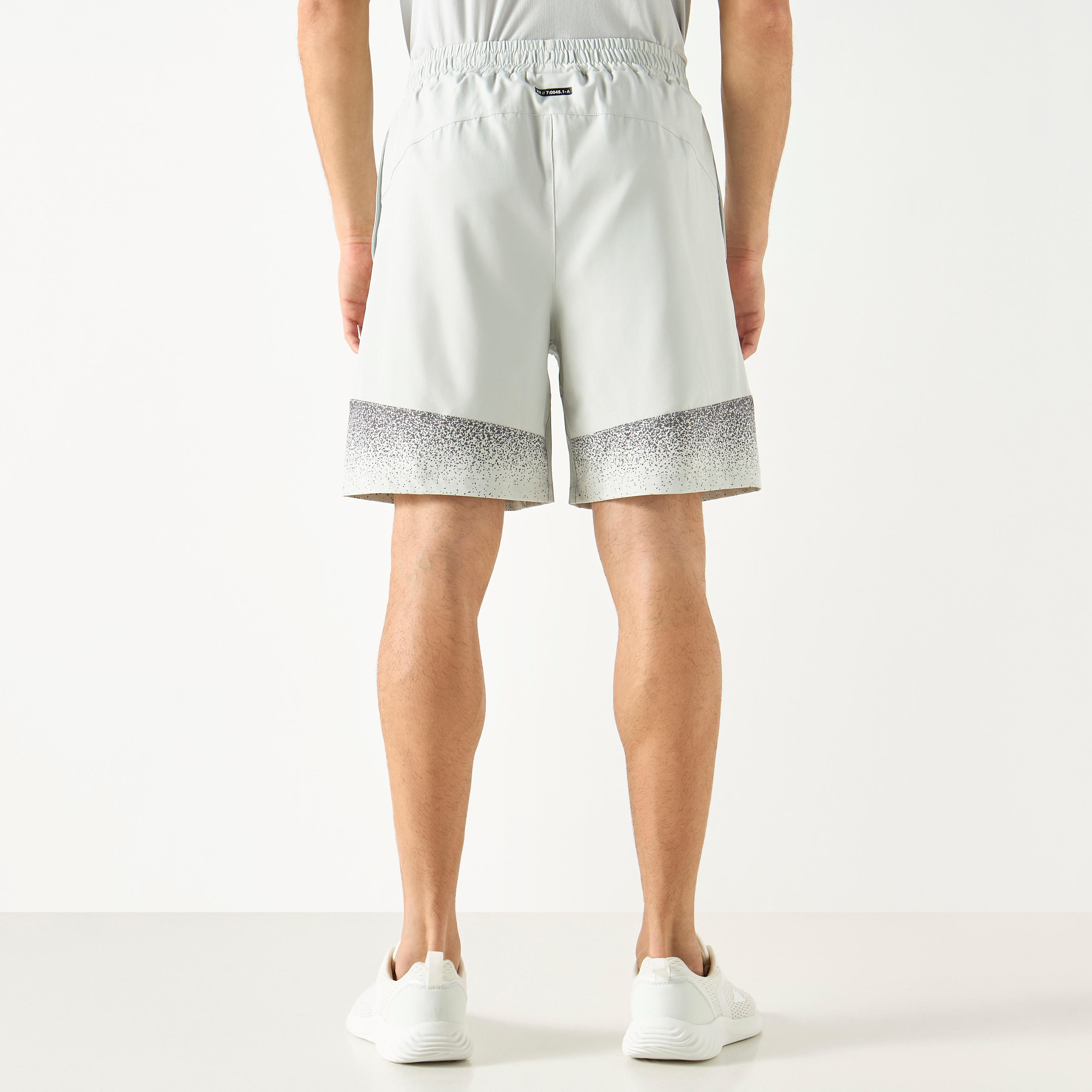 شورت بخصر مطّاطي وجيوب وطبعات وألواح-men-clothing-bottoms-shorts-image-3