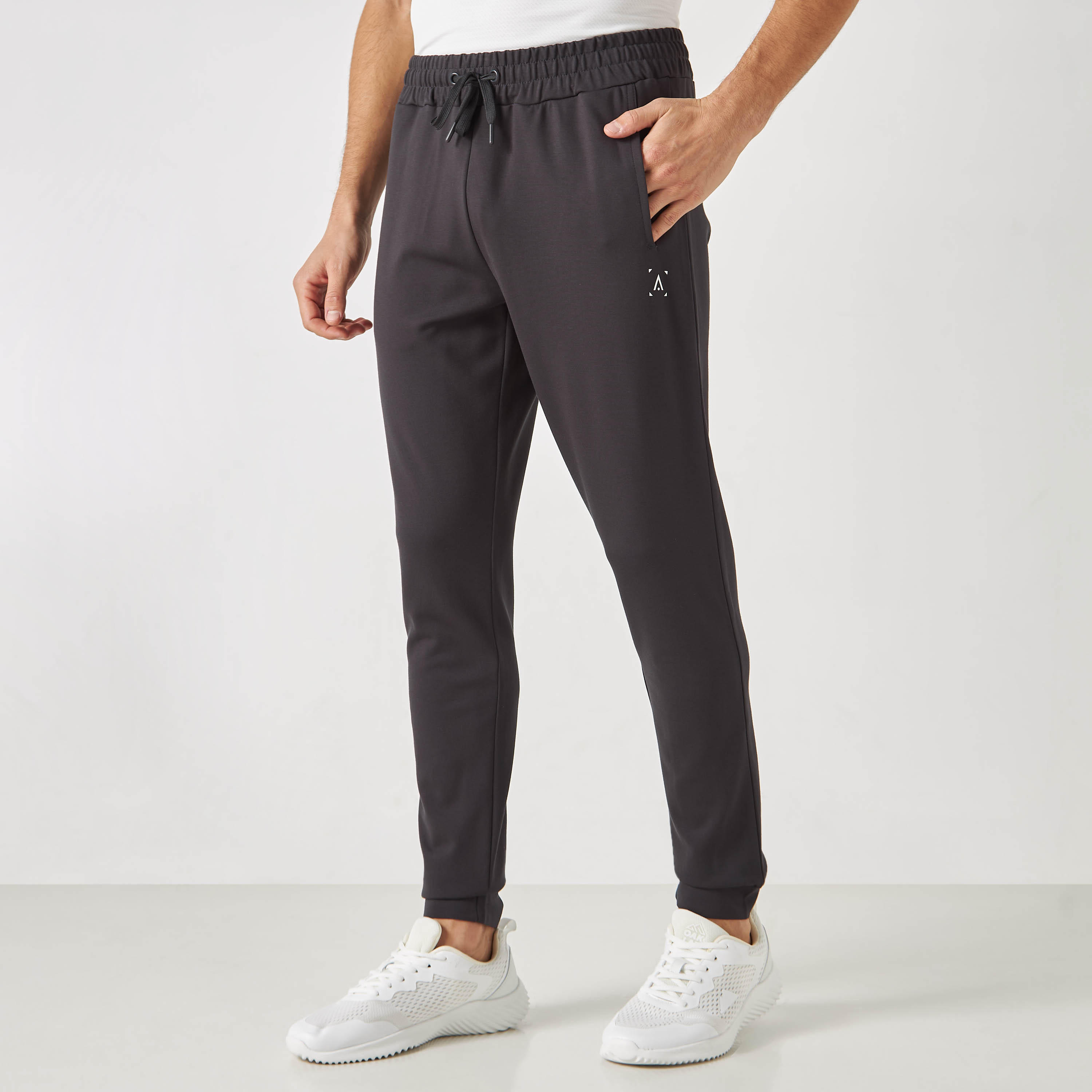 بنطلون رياضي بخصر مطّاطي وجيوب وطبعات-men-clothing-sportswearandactivewear-bottoms-image-4