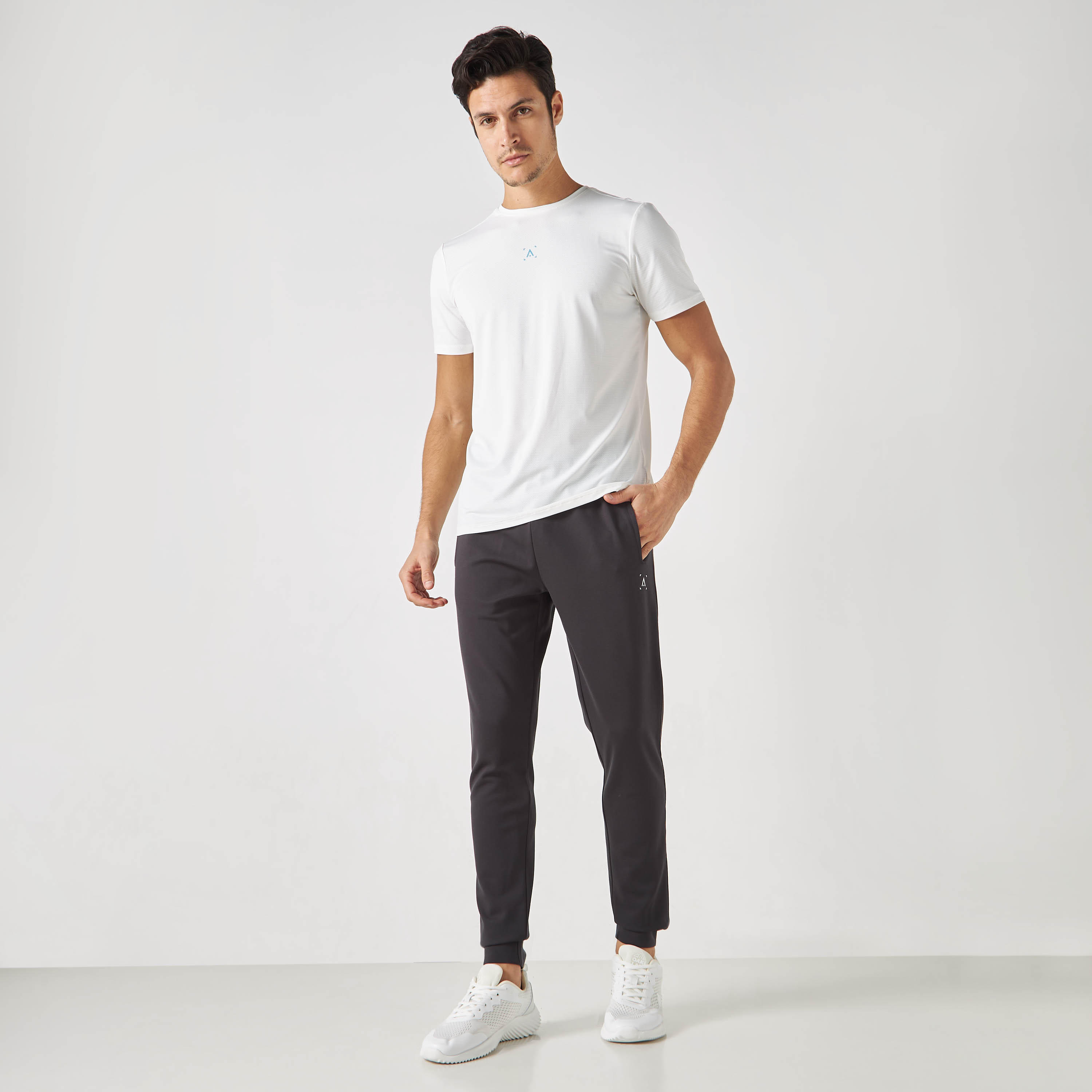 بنطلون رياضي بخصر مطّاطي وجيوب وطبعات-men-clothing-sportswearandactivewear-bottoms-image-3