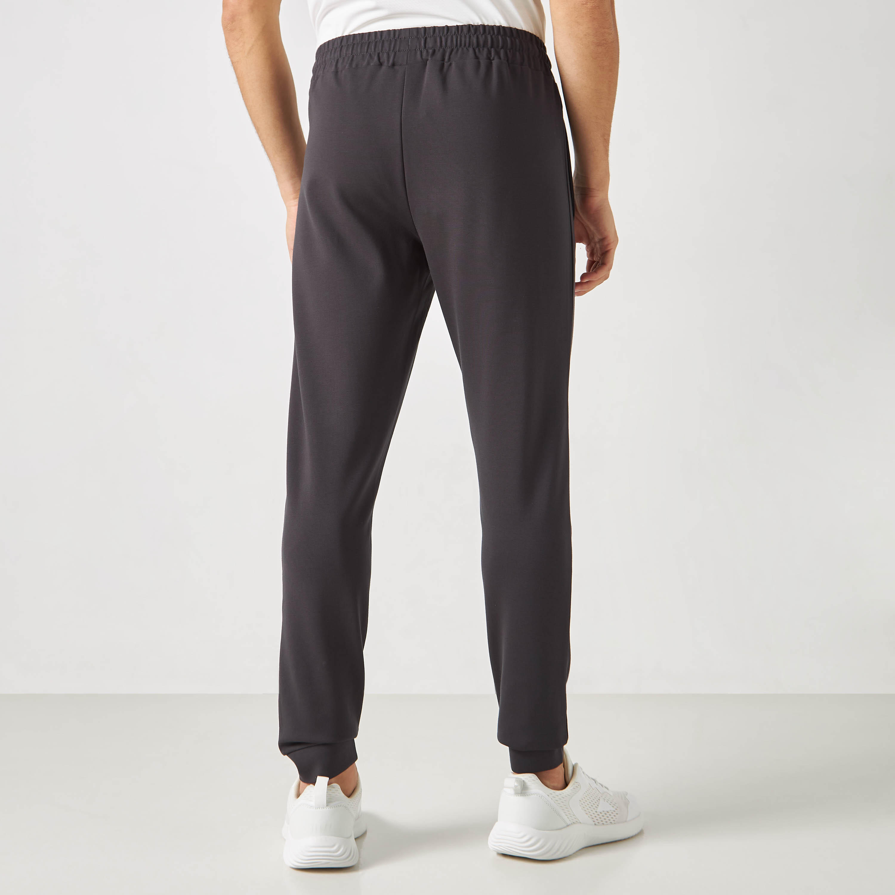 بنطلون رياضي بخصر مطّاطي وجيوب وطبعات-men-clothing-sportswearandactivewear-bottoms-image-2