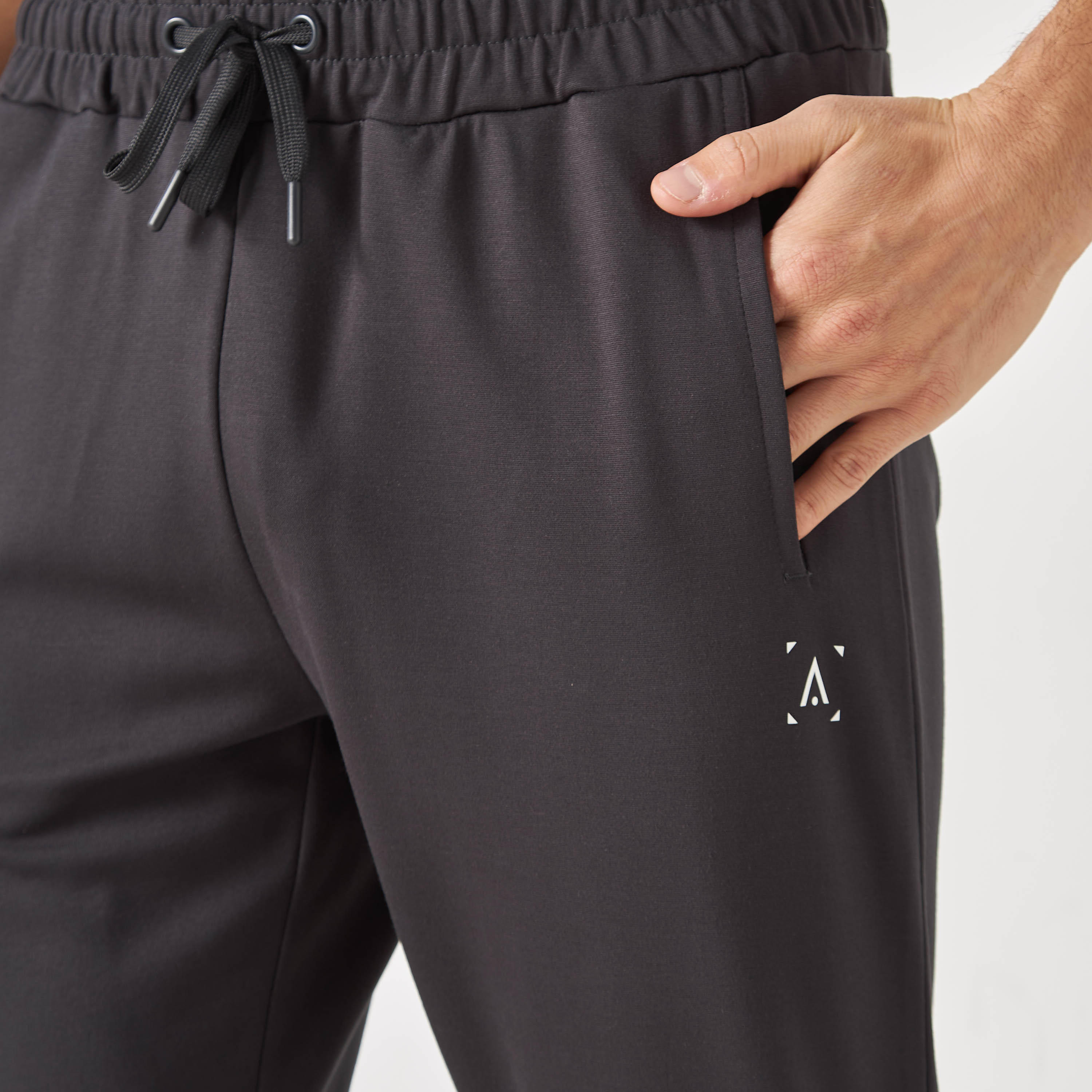 بنطلون رياضي بخصر مطّاطي وجيوب وطبعات-men-clothing-sportswearandactivewear-bottoms-image-1