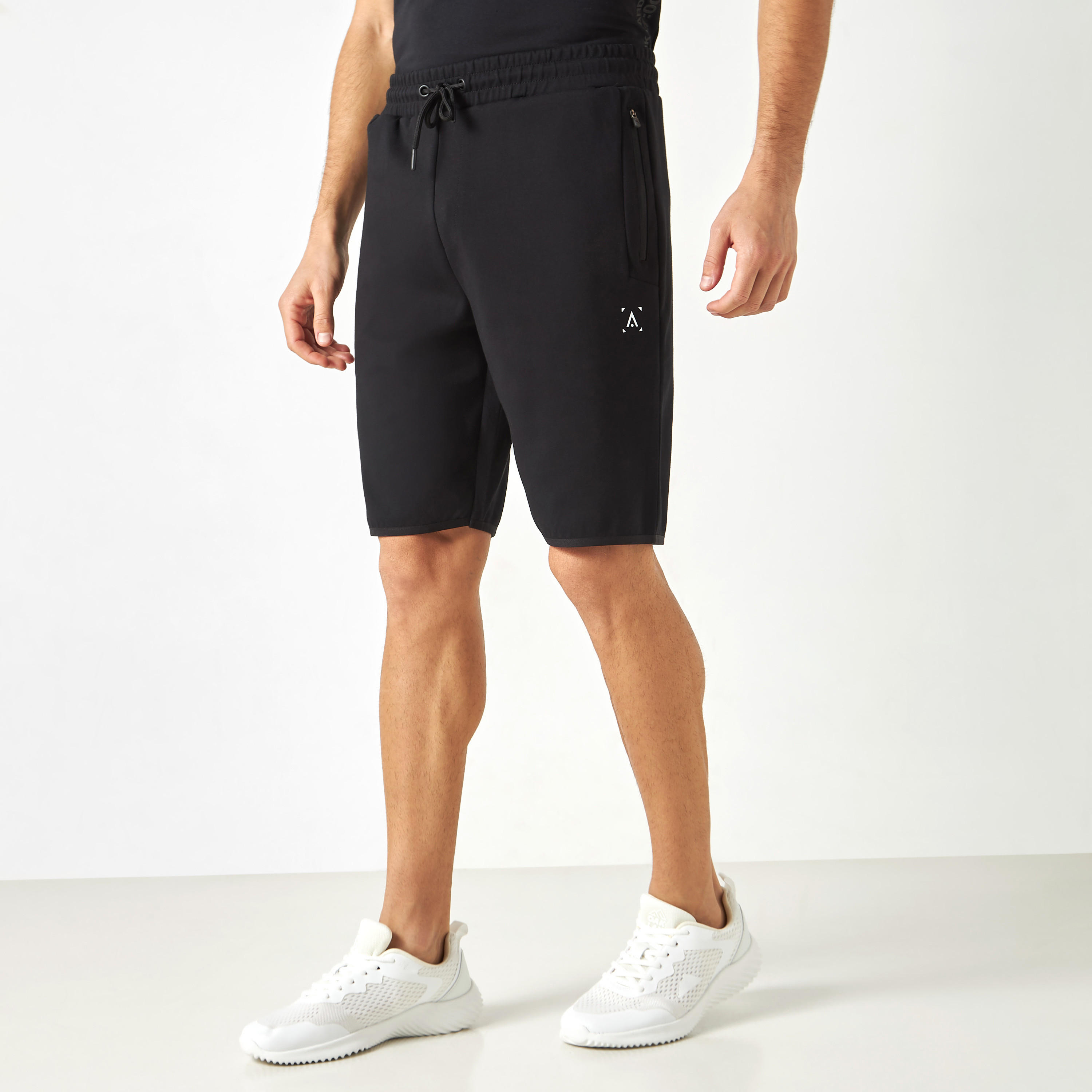 شورت بطبعات وخصر مطاطي وجيوب بسحاب-men-clothing-bottoms-shorts-image-1