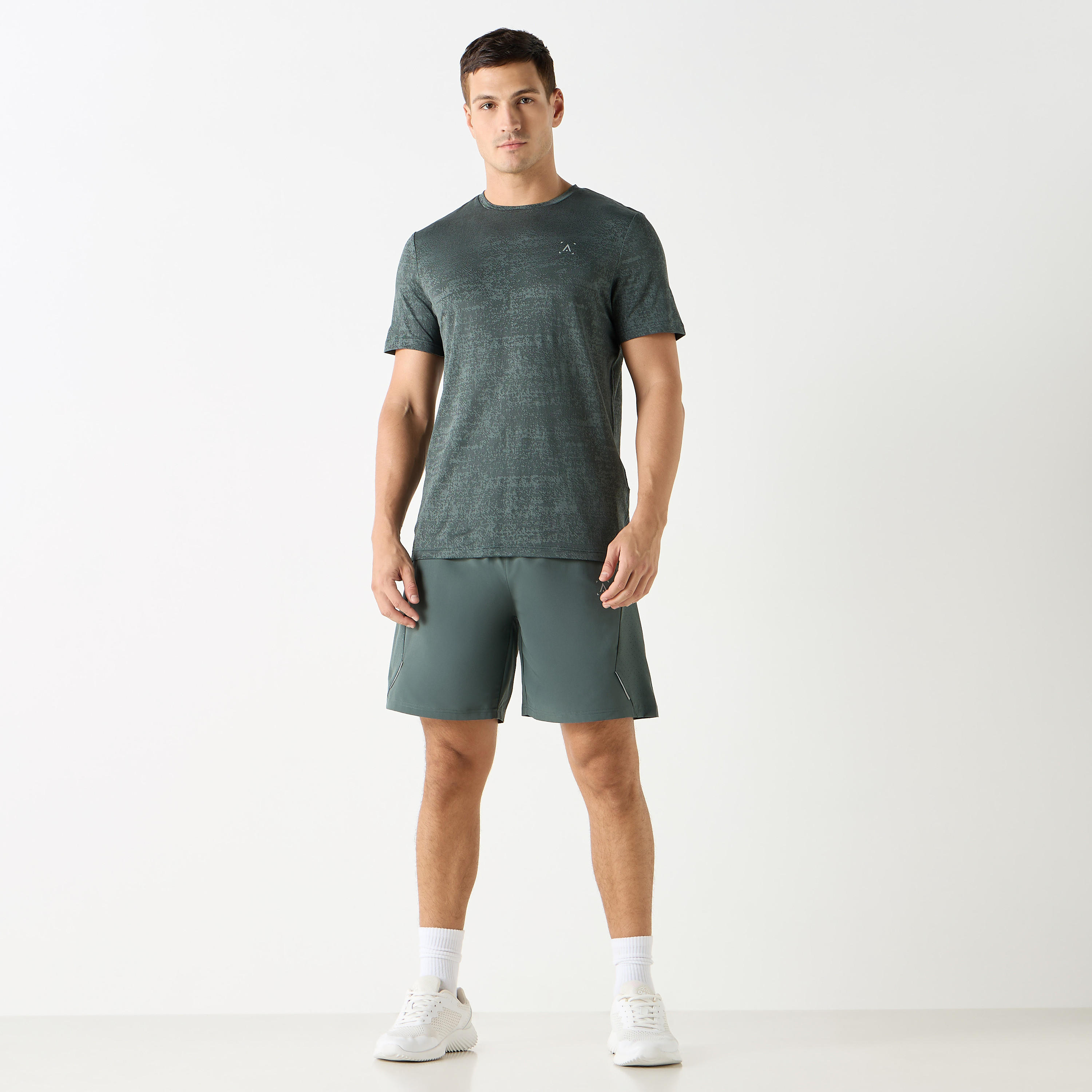 تيشيرت بارز الملمس بياقة ضيقة وأكمام قصيرة-men-clothing-tshirtsandpolos-tshirts-image-2