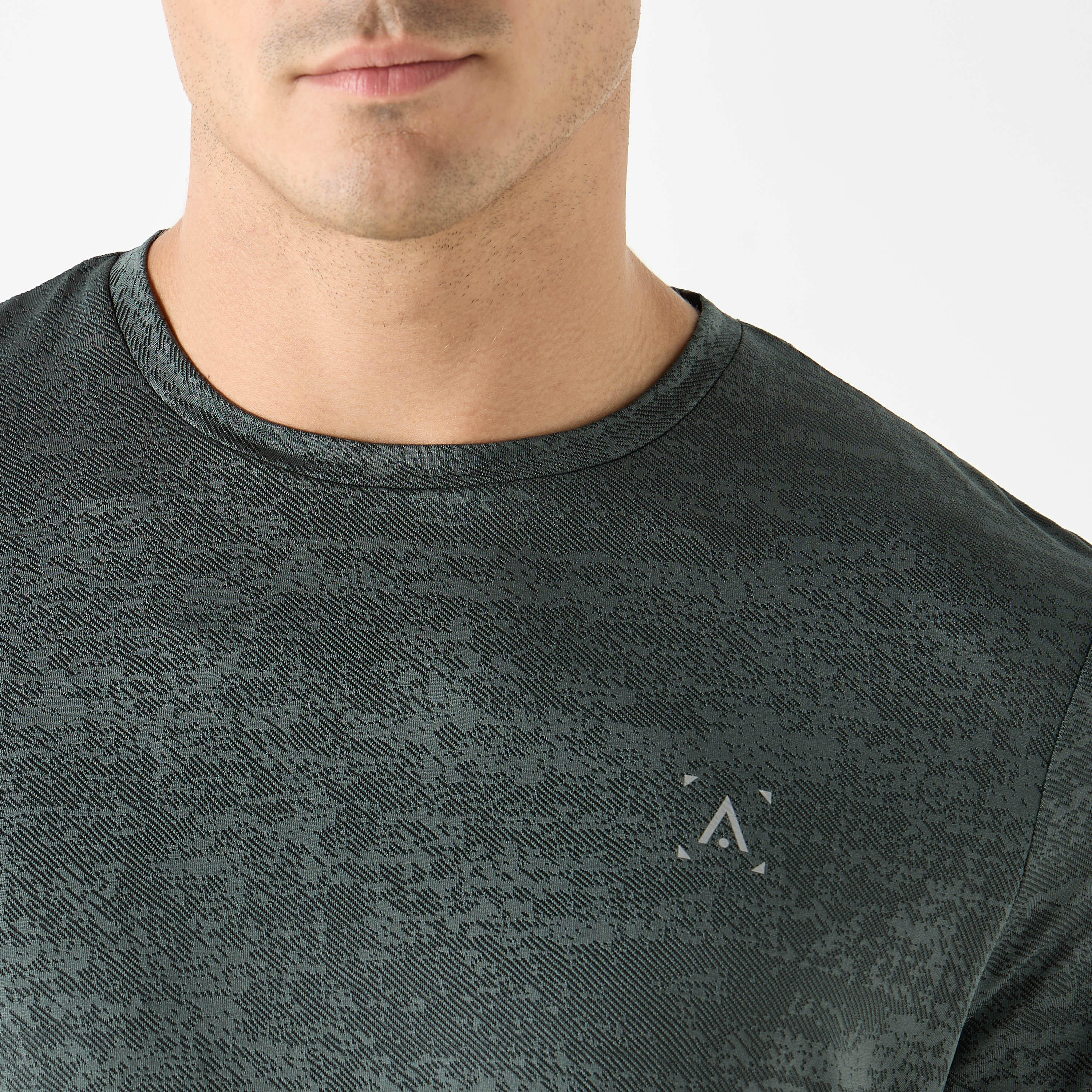 تيشيرت بارز الملمس بياقة ضيقة وأكمام قصيرة-men-clothing-tshirtsandpolos-tshirts-image-4