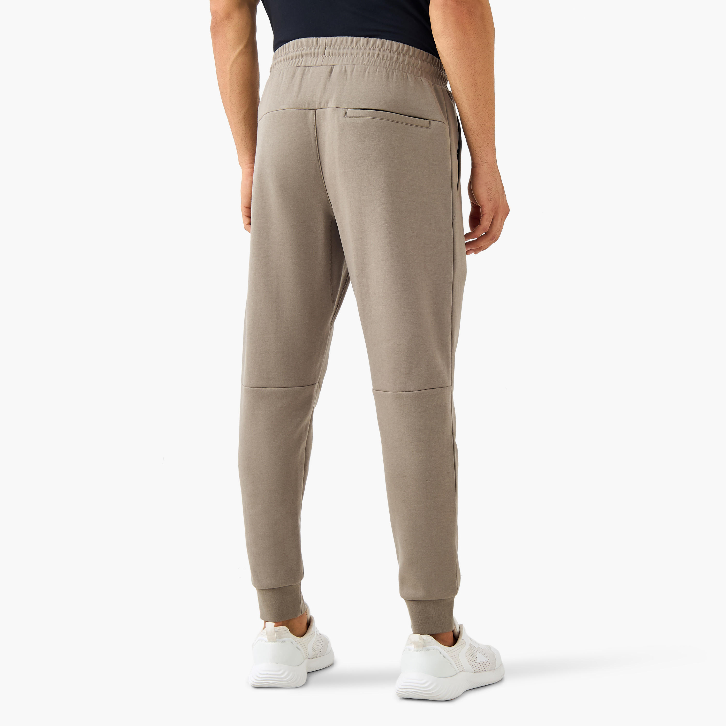بنطلون رياضي بقصّة عادية وجيوب-men-clothing-sportswearandactivewear-tracksuits-image-3