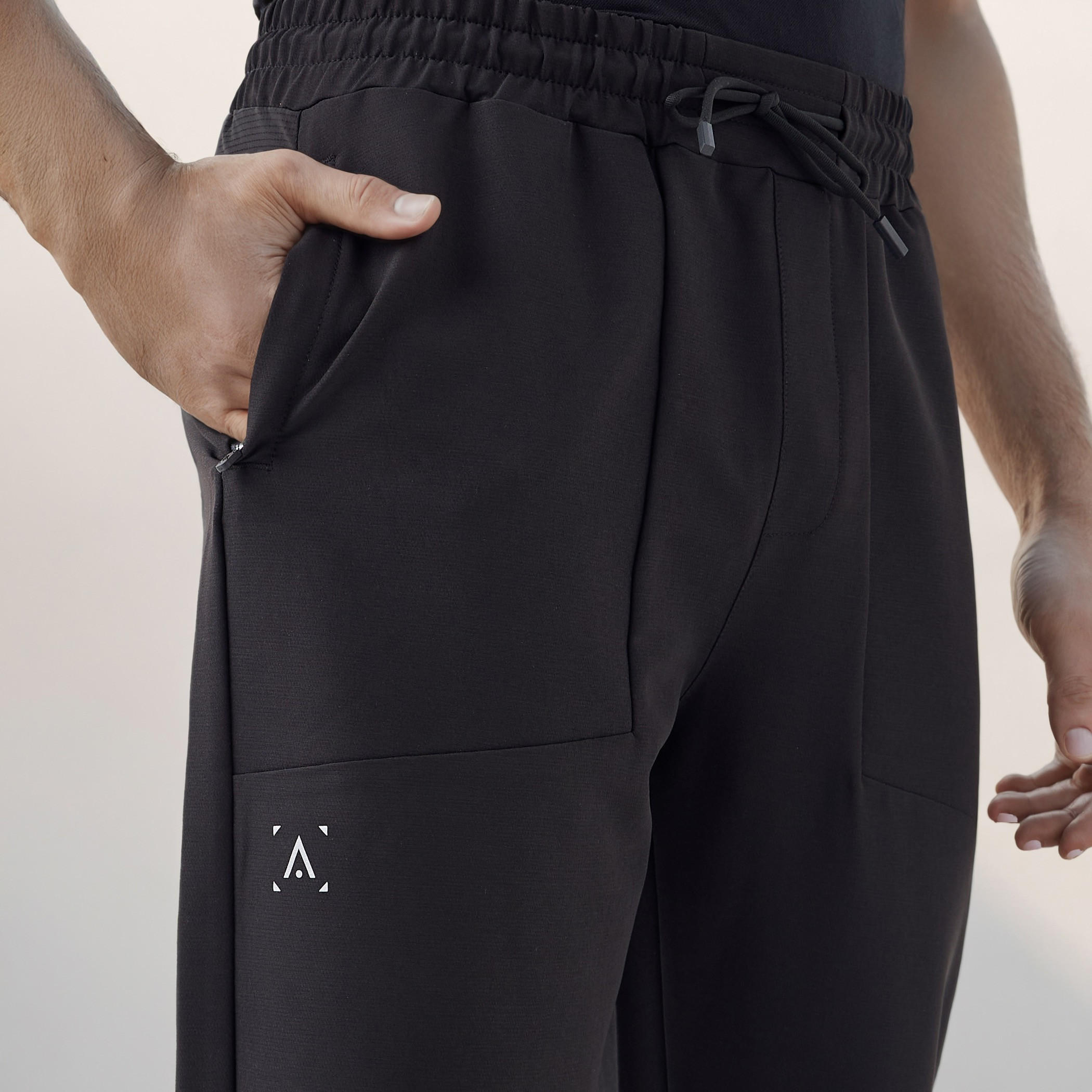 بنطلون رياضي برباط إغلاق وجيوب-men-clothing-sportswearandactivewear-tracksuits-image-2