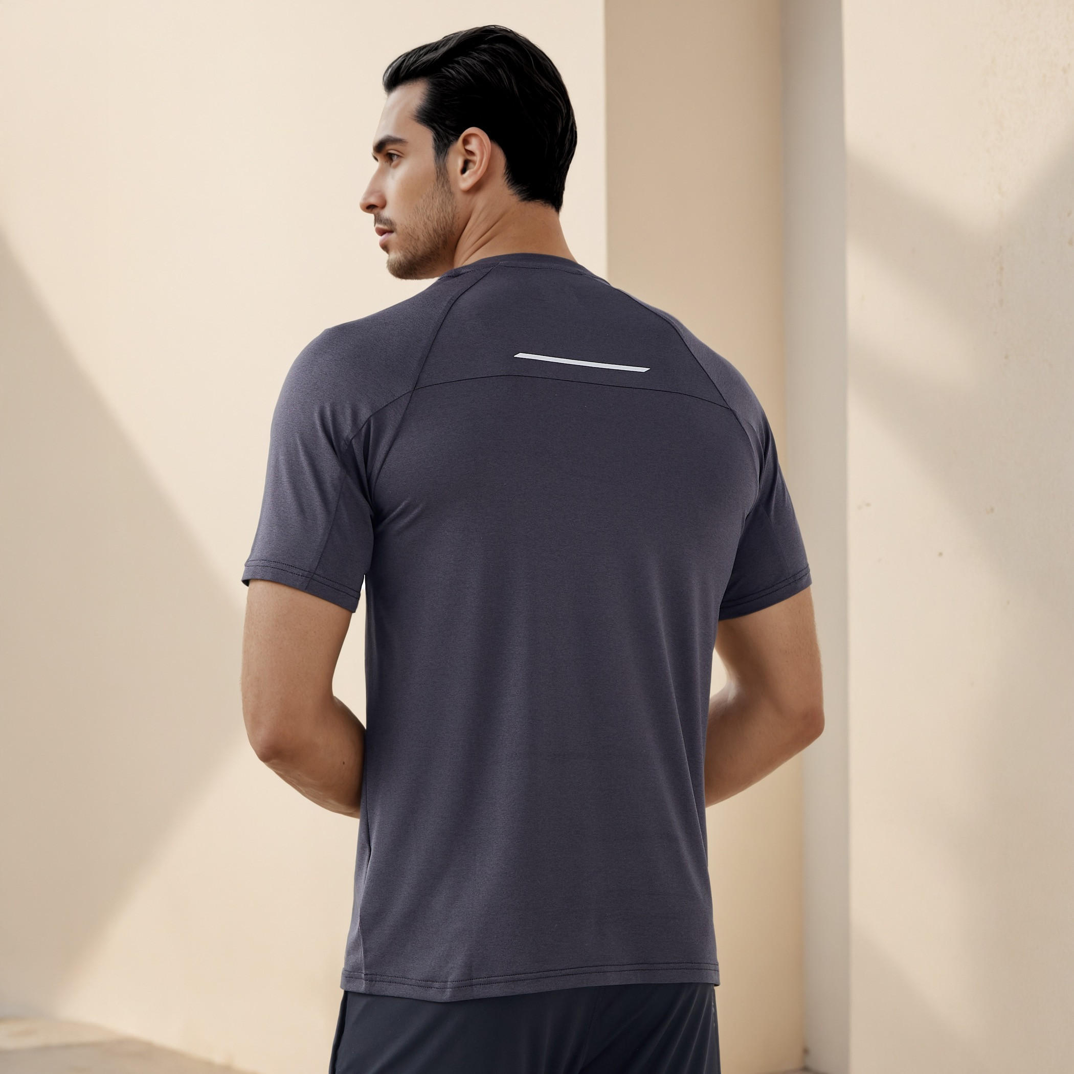 تيشيرت بألواح وأكمام مغايرة-men-clothing-sportswearandactivewear-tshirtsandpolos-image-3
