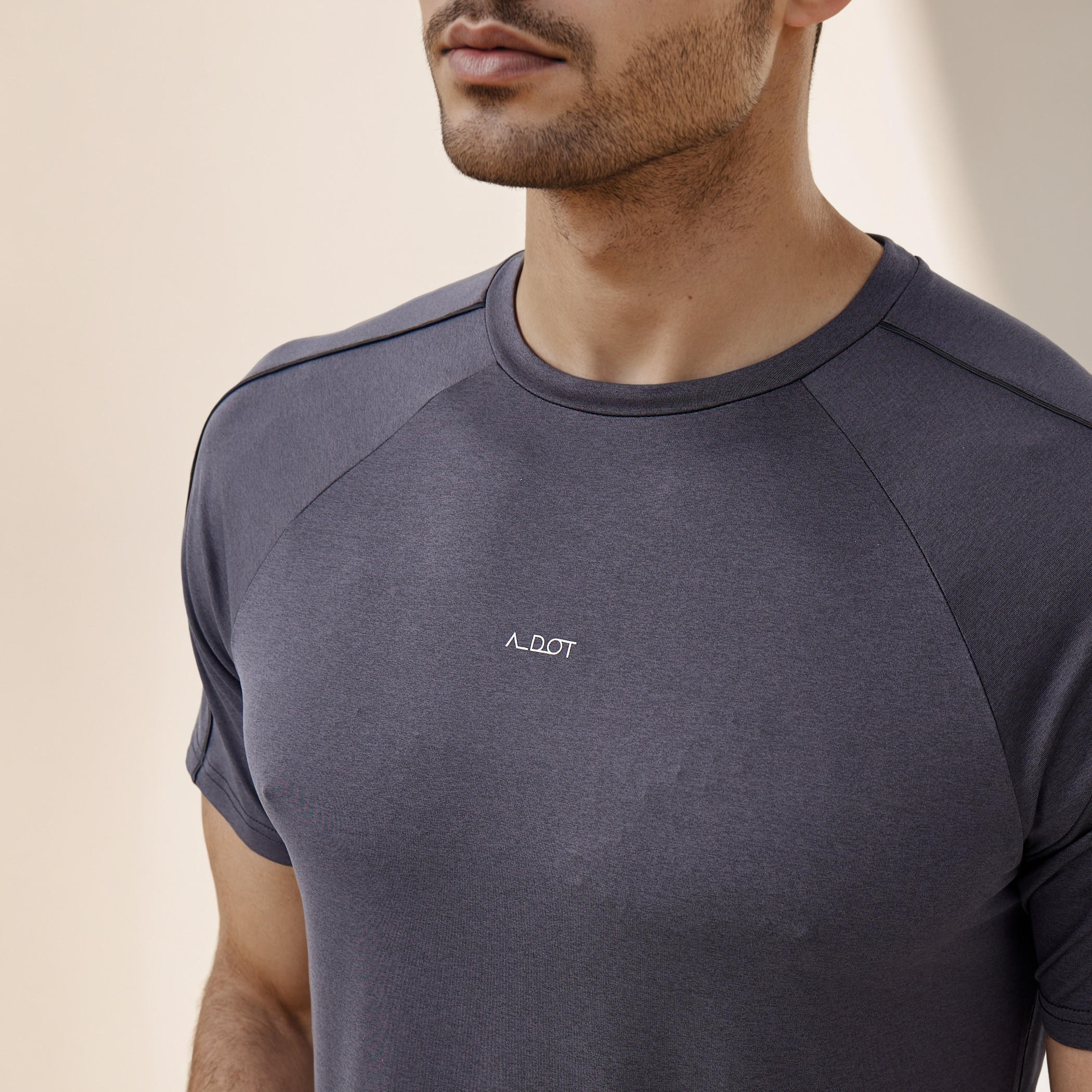 تيشيرت بألواح وأكمام مغايرة-men-clothing-sportswearandactivewear-tshirtsandpolos-image-2