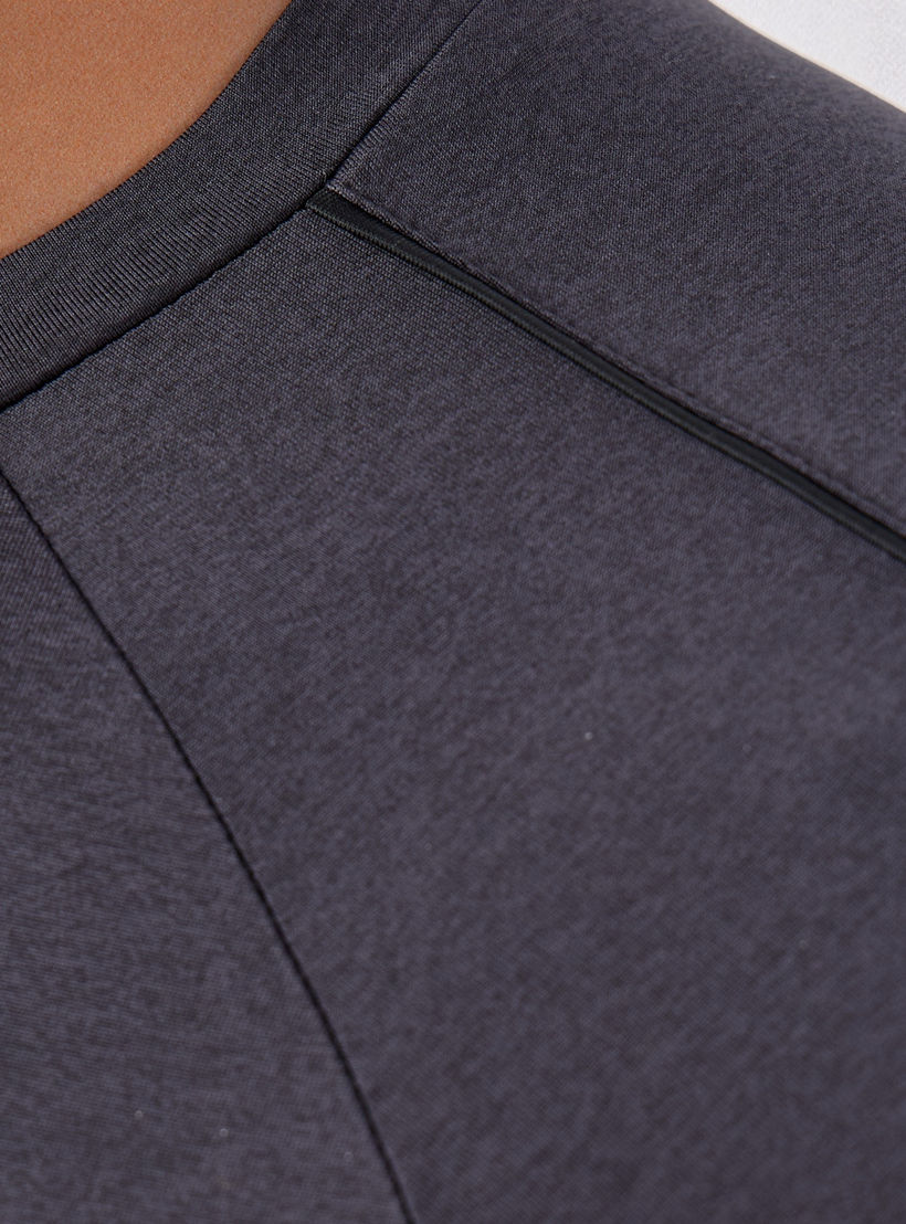 تيشيرت بألواح وأكمام مغايرة-men-clothing-sportswearandactivewear-tshirtsandpolos-image-1