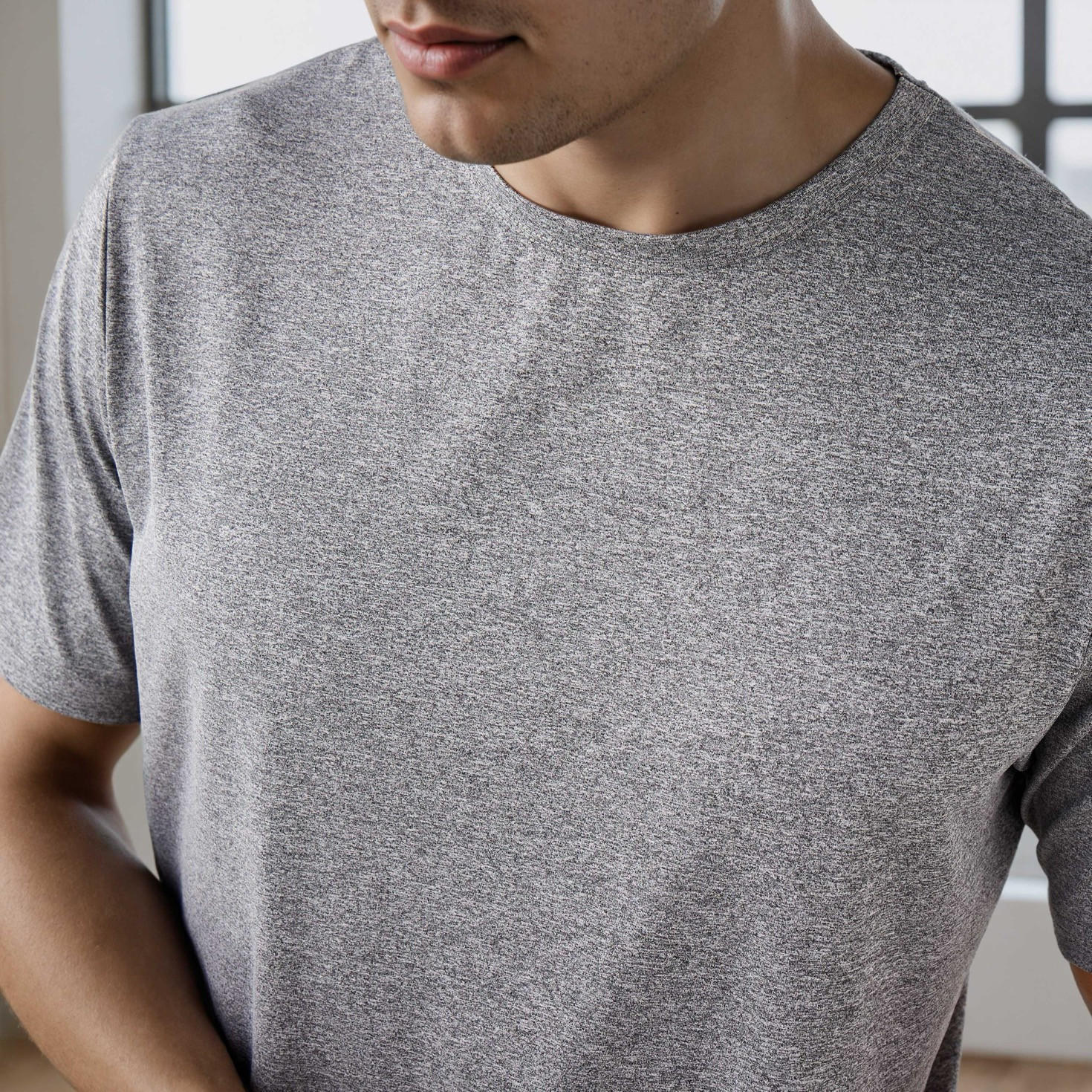 تيشيرت بأكمام قصيرة وياقة ضيقة-men-clothing-tshirtsandpolos-tshirts-image-4