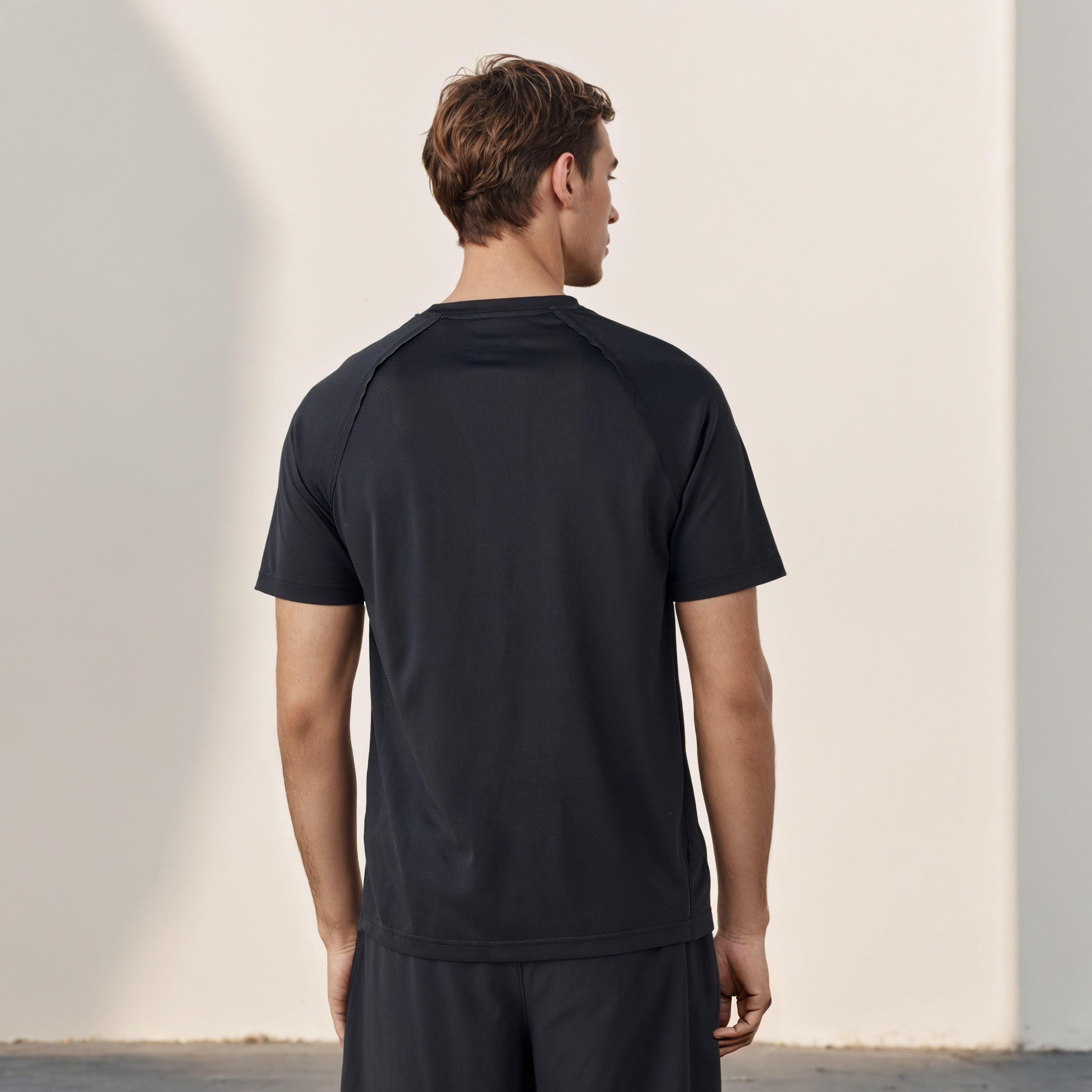 تيشيرت بدون خياطة بقصة عادية وأكمام راجلان-men-clothing-sportswearandactivewear-tshirtsandpolos-image-3