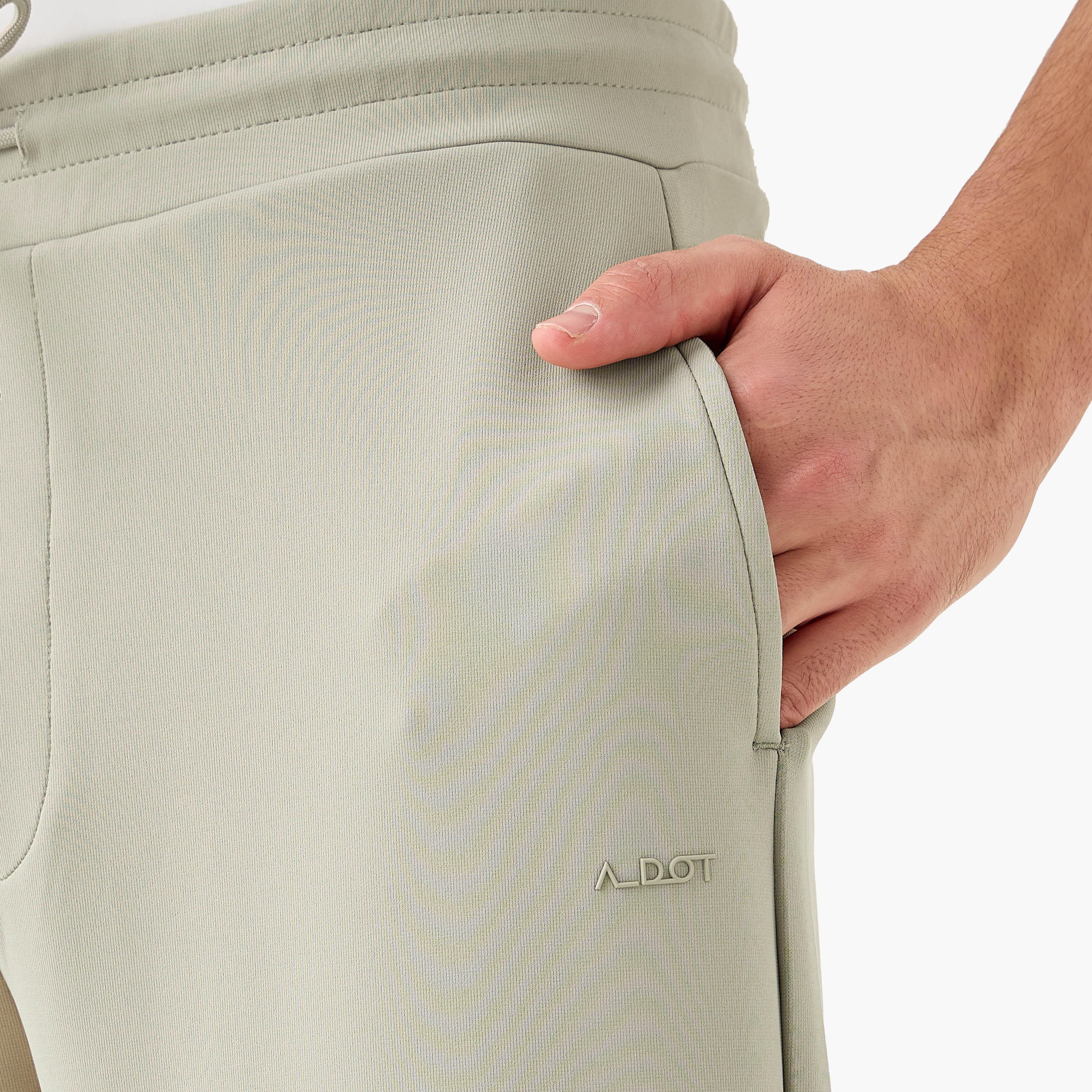 بنطلون رياضي بقصة عادية-men-clothing-sportswearandactivewear-bottoms-joggers-image-1