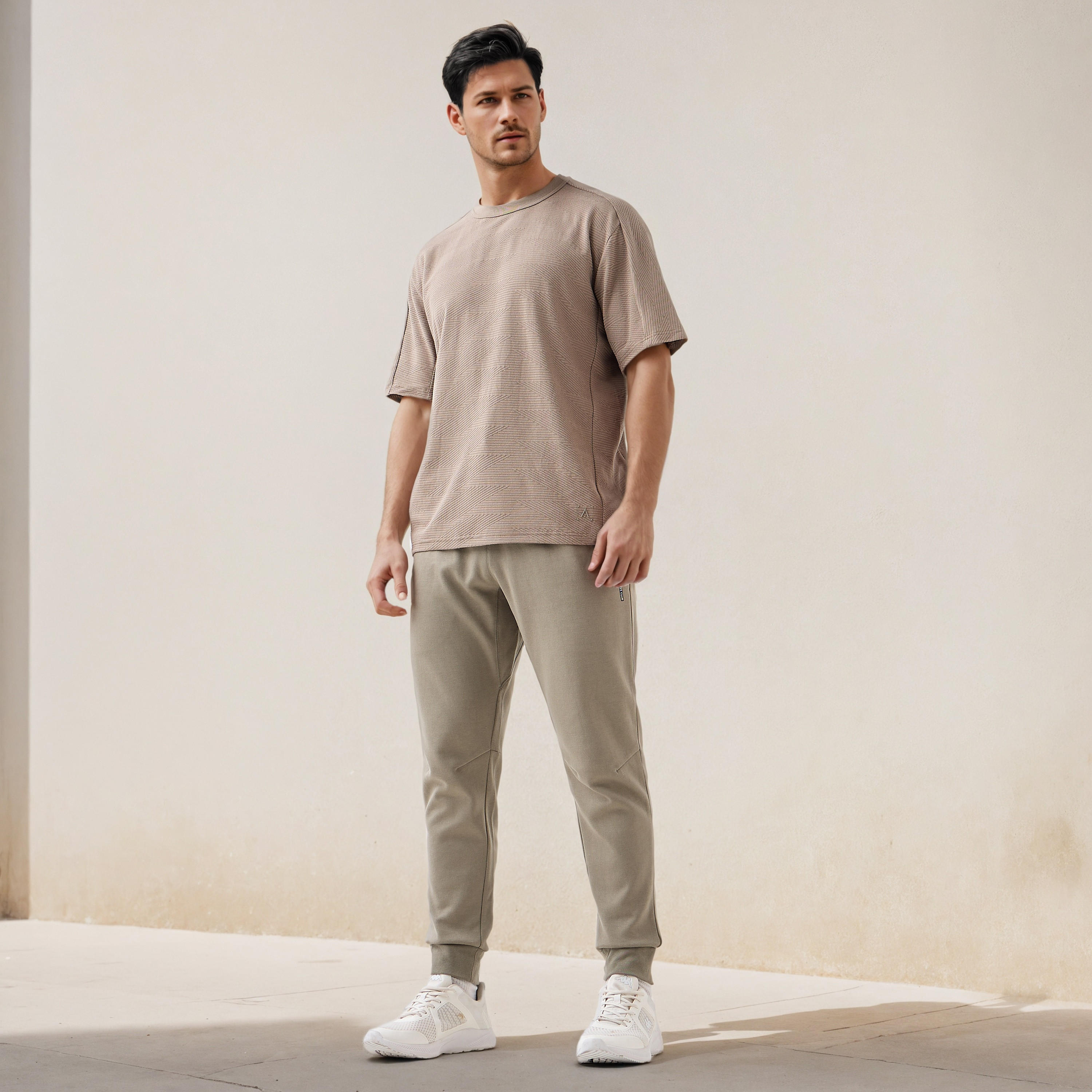 بنطلون رياضي بارز الملمس بقصّة عادية وجيوب-men-clothing-sportswearandactivewear-bottoms-joggers-image-4