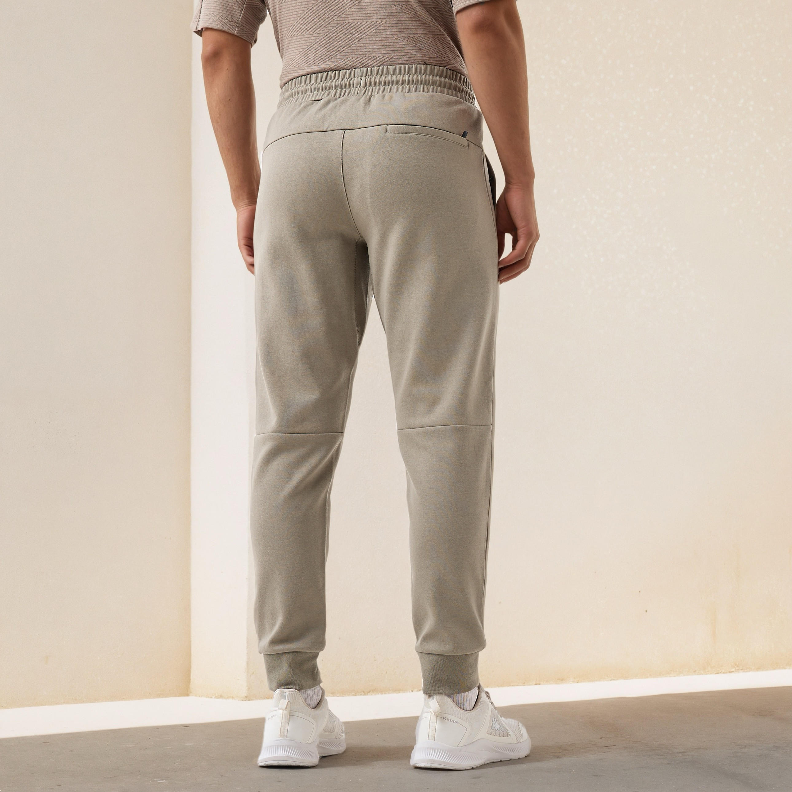 بنطلون رياضي بارز الملمس بقصّة عادية وجيوب-men-clothing-sportswearandactivewear-bottoms-joggers-image-3