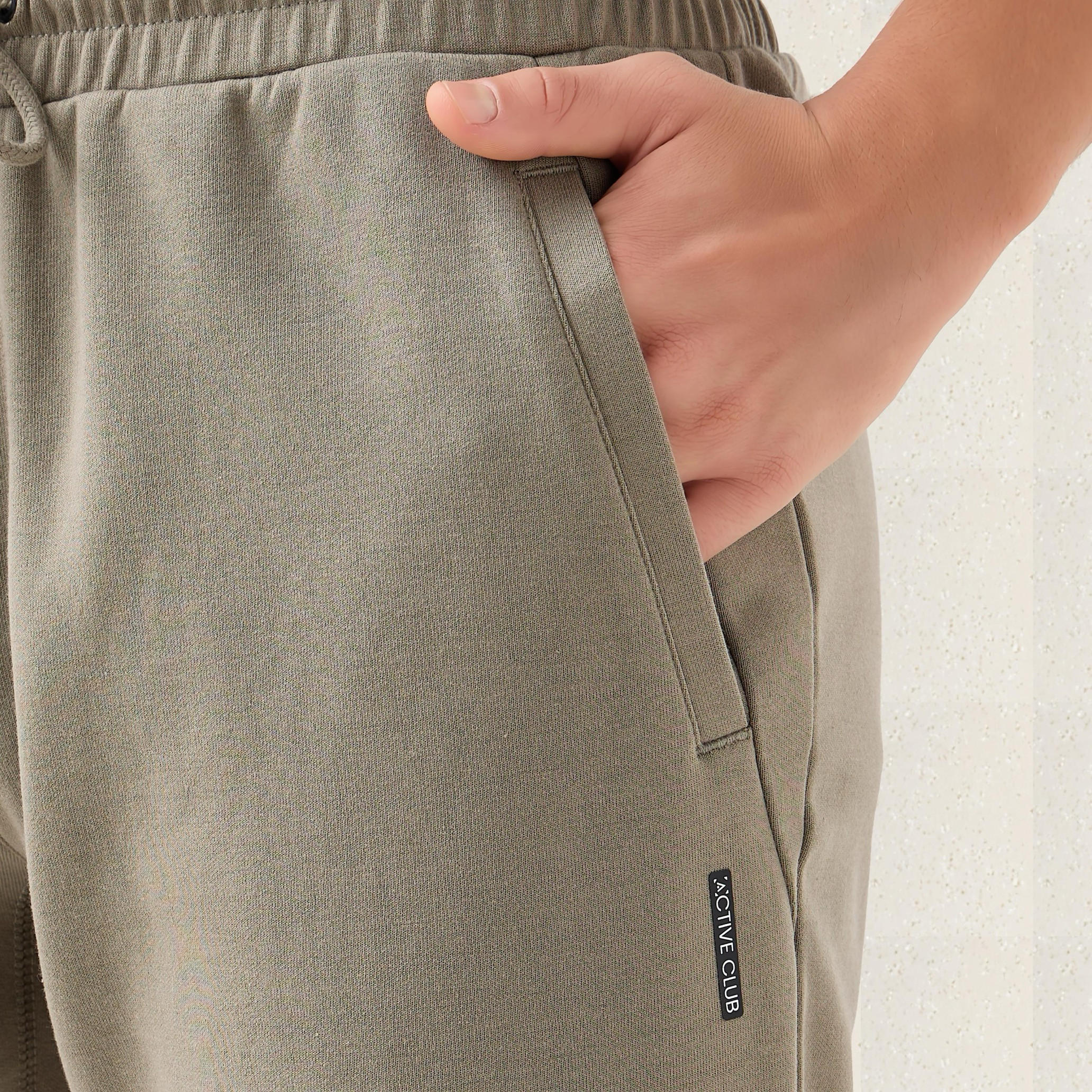 بنطلون رياضي بارز الملمس بقصّة عادية وجيوب-men-clothing-sportswearandactivewear-bottoms-joggers-image-2