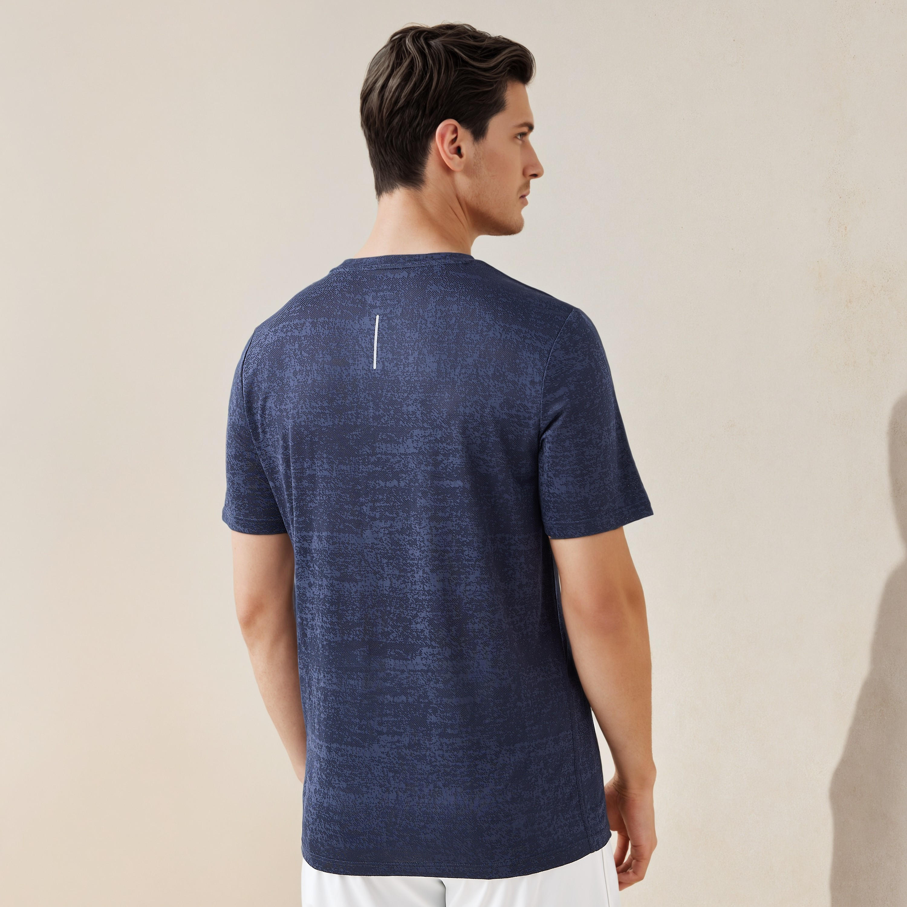 تيشيرت تدريب بياقة ضيقة-men-clothing-sportswearandactivewear-tshirtsandpolos-image-3