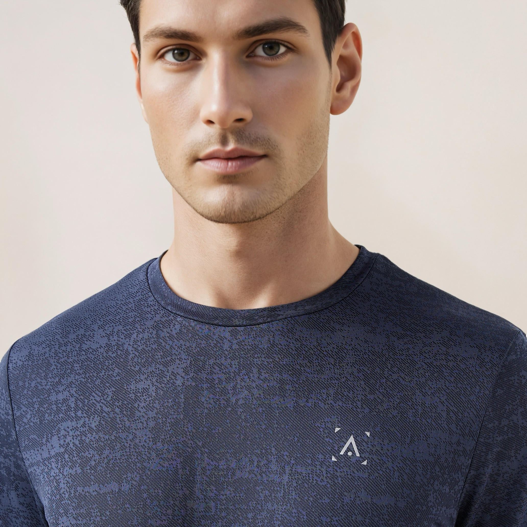 تيشيرت تدريب بياقة ضيقة-men-clothing-sportswearandactivewear-tshirtsandpolos-image-2