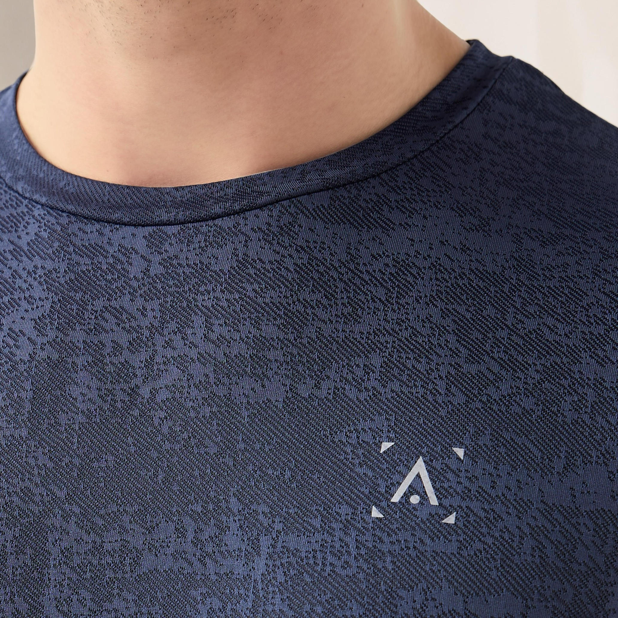 تيشيرت تدريب بياقة ضيقة-men-clothing-sportswearandactivewear-tshirtsandpolos-image-1