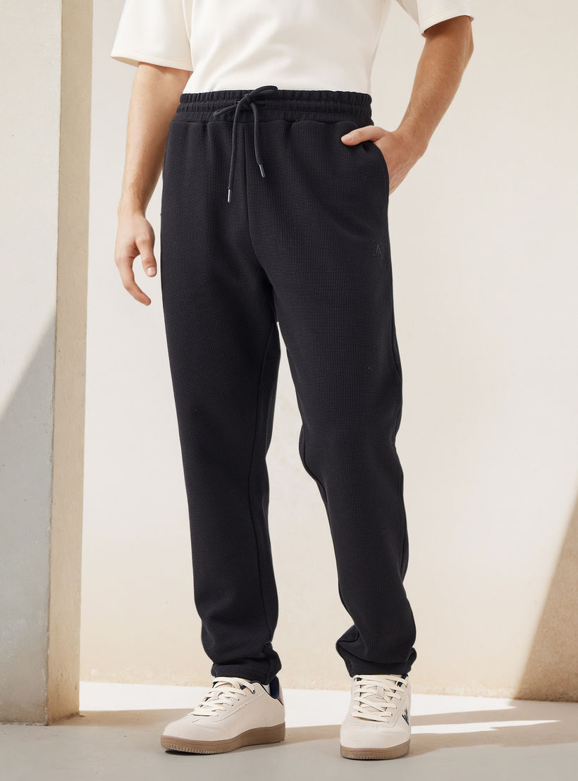 بنطلون رياضي بارز الملمس بقصّة عادية-men-clothing-sportswearandactivewear-bottoms-joggers-image-1